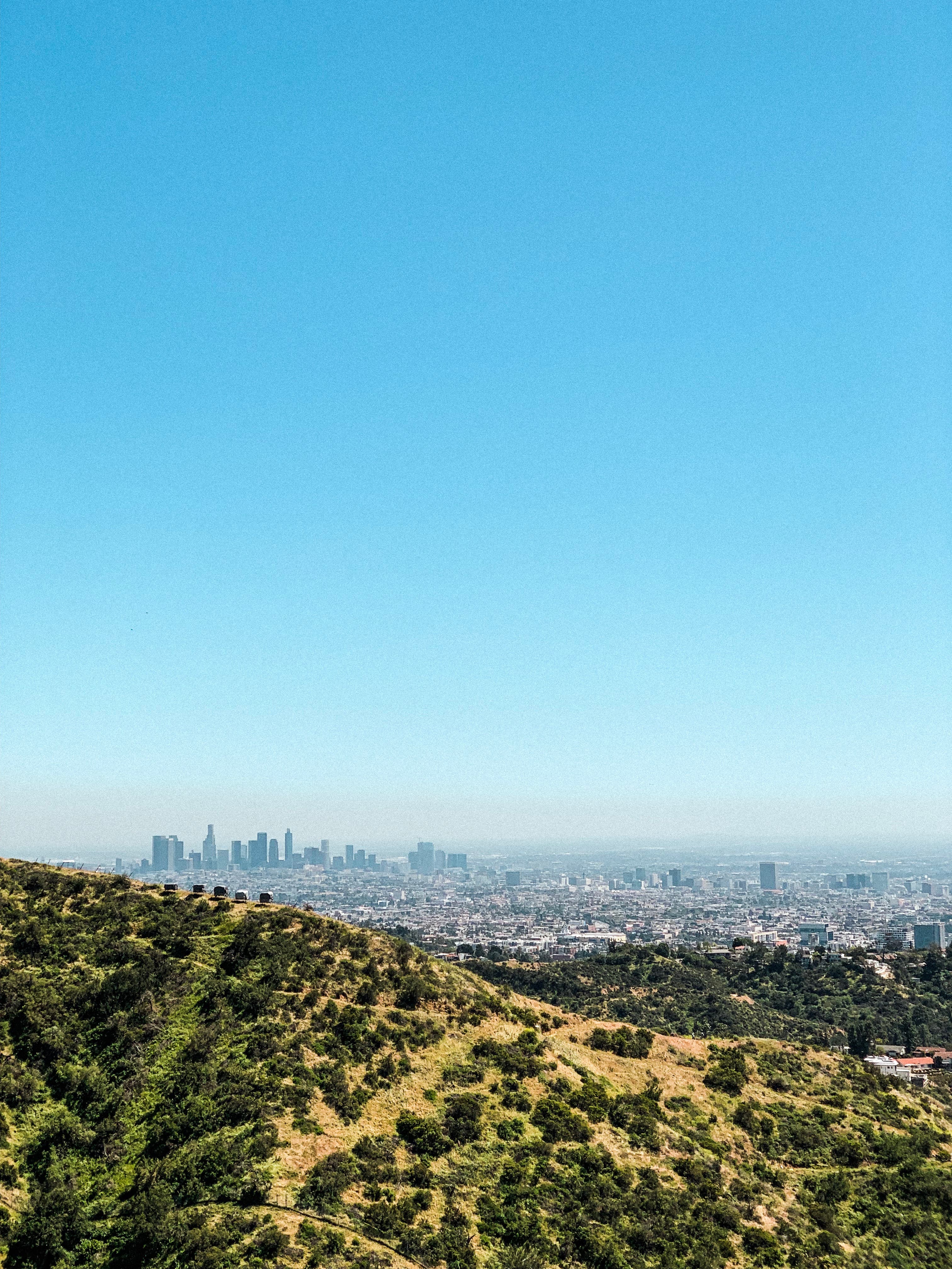 山顶吹风时,LA天际线在薄雾里若隐若现 🌆封面图