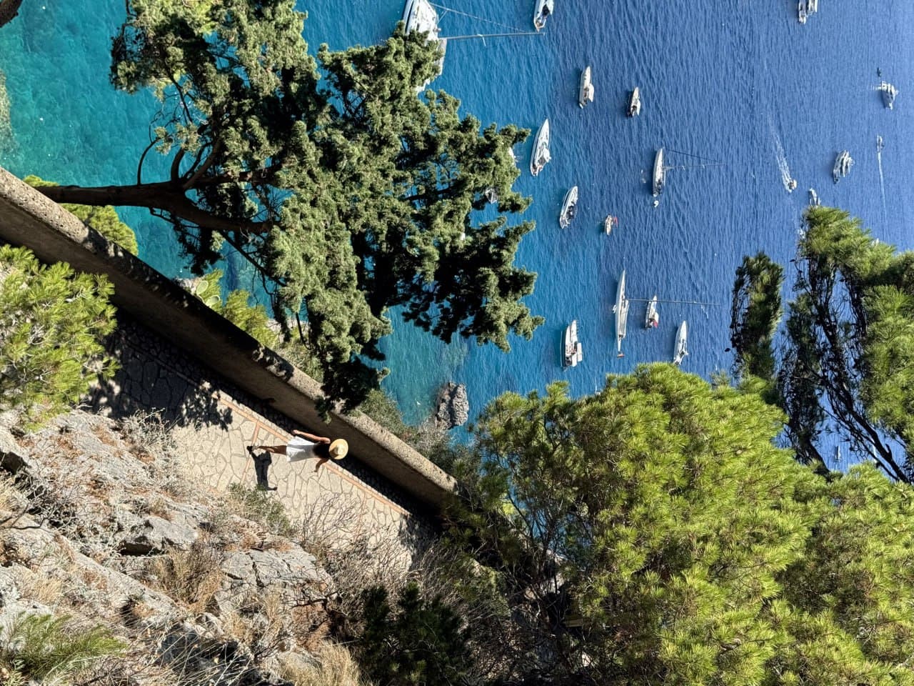 在Capri的悬崖小径上，被海风和白裙追着跑封面图