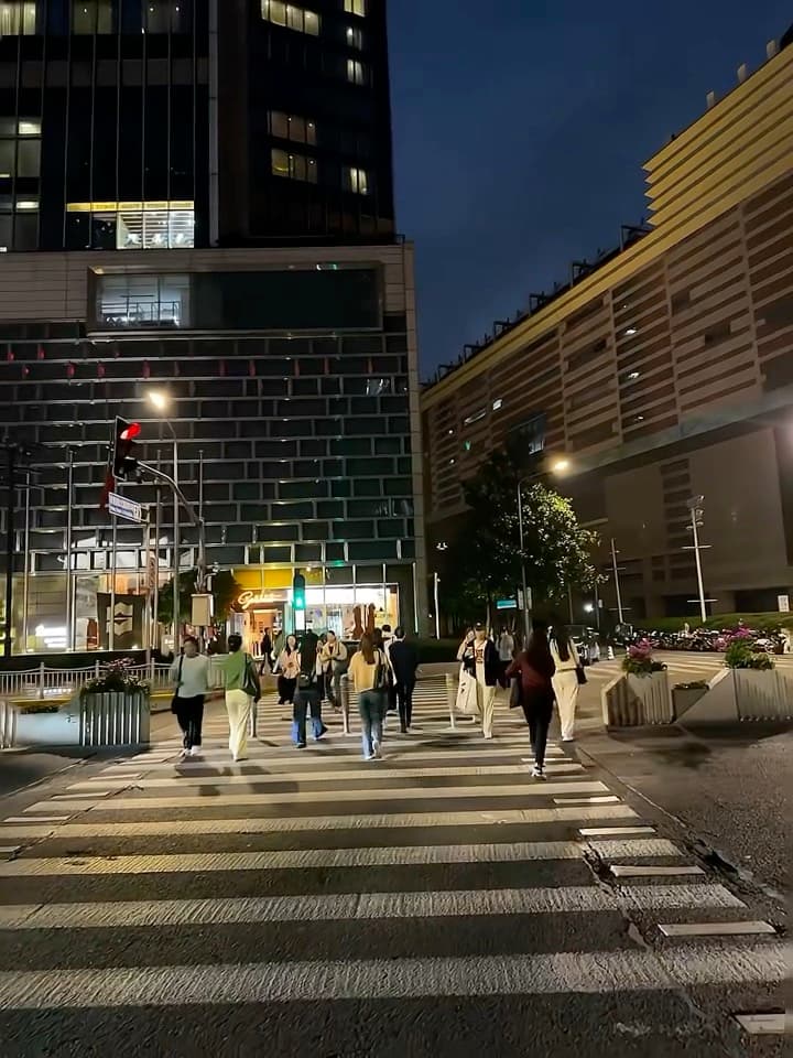 夜班后摸鱼路过斑马线,人潮像被按了播放键封面图