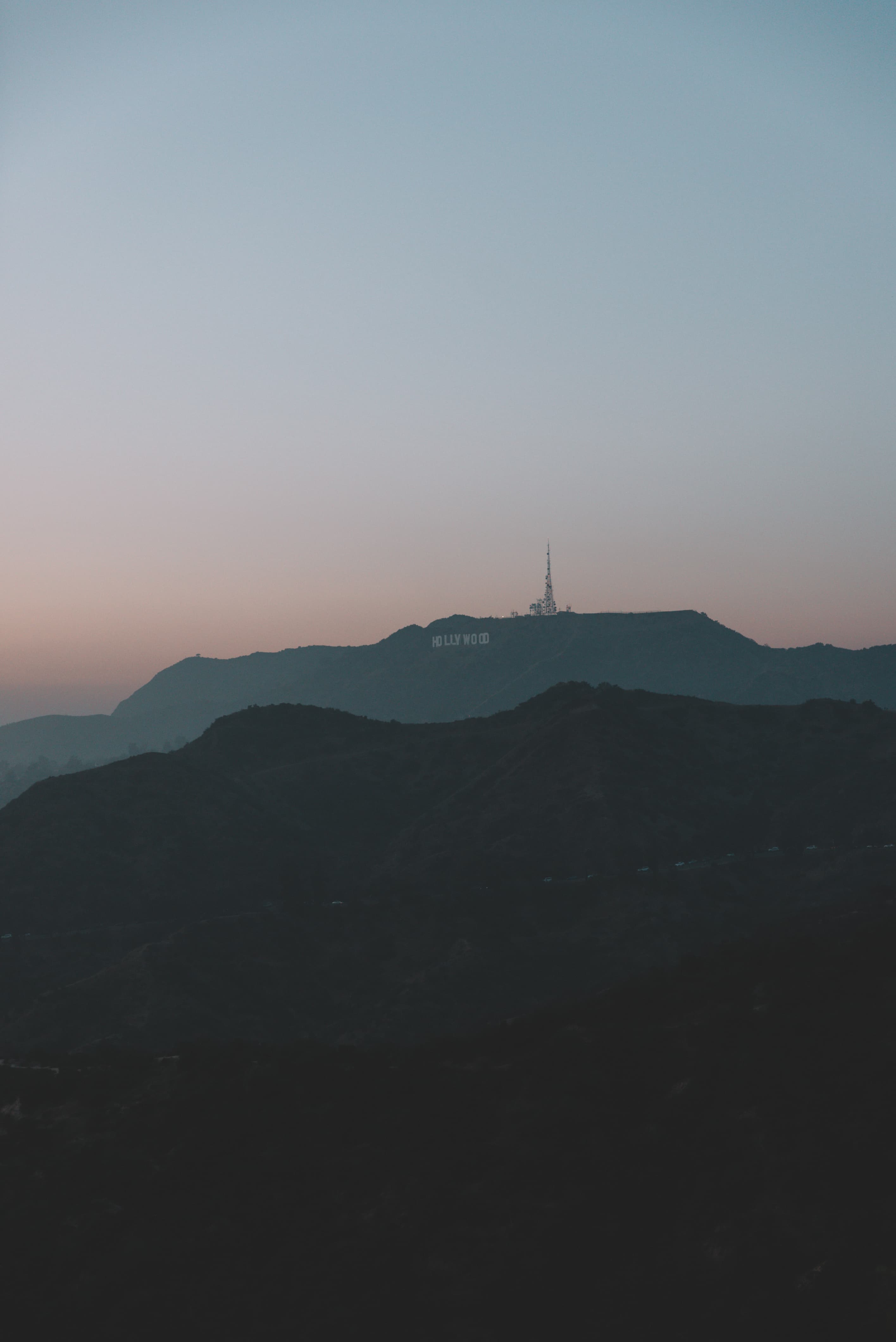 黄昏时分的Hollywood山，信号塔比字母更亮✨封面图