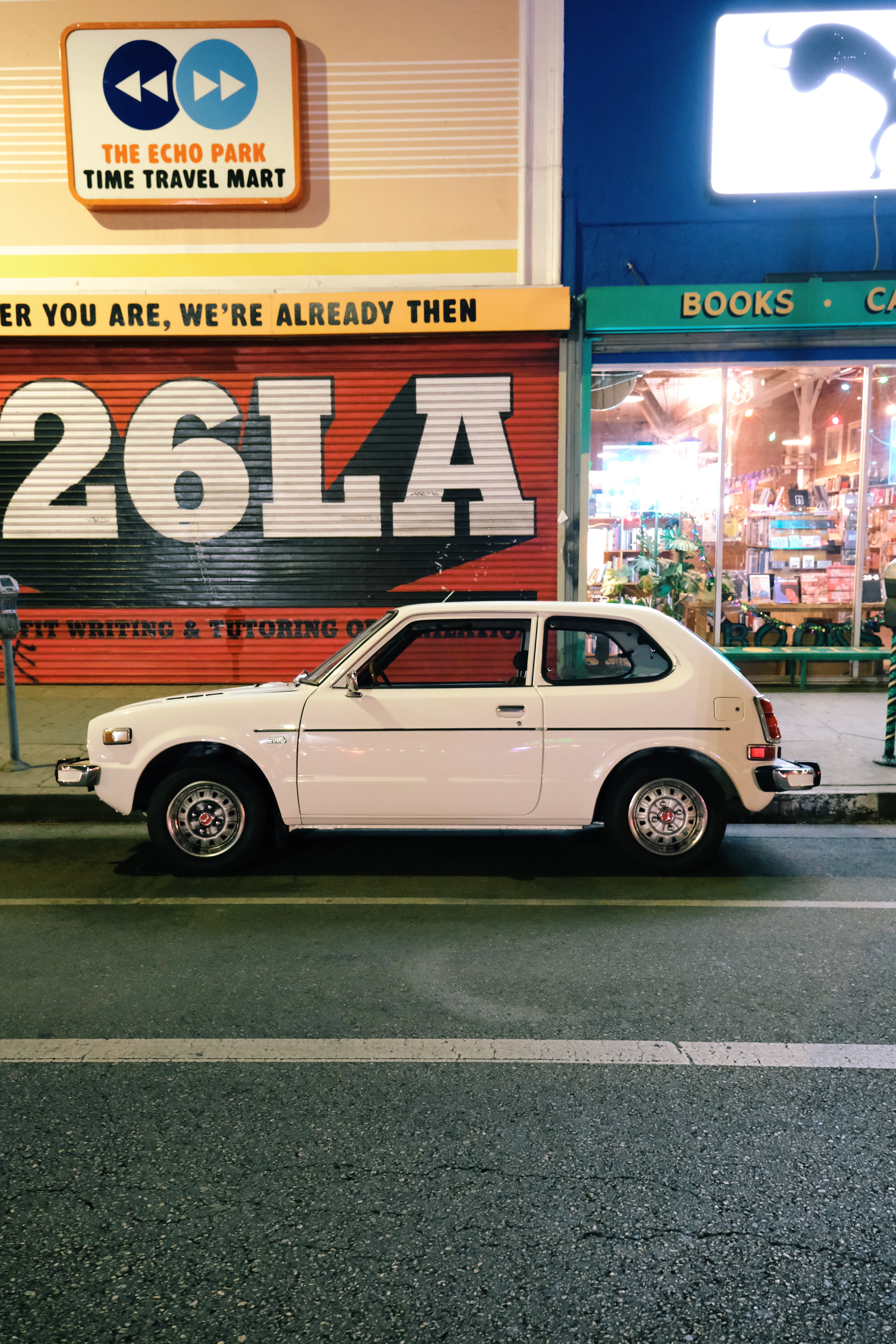 夜街偶遇一辆白小车，像从80年代开出来的封面图