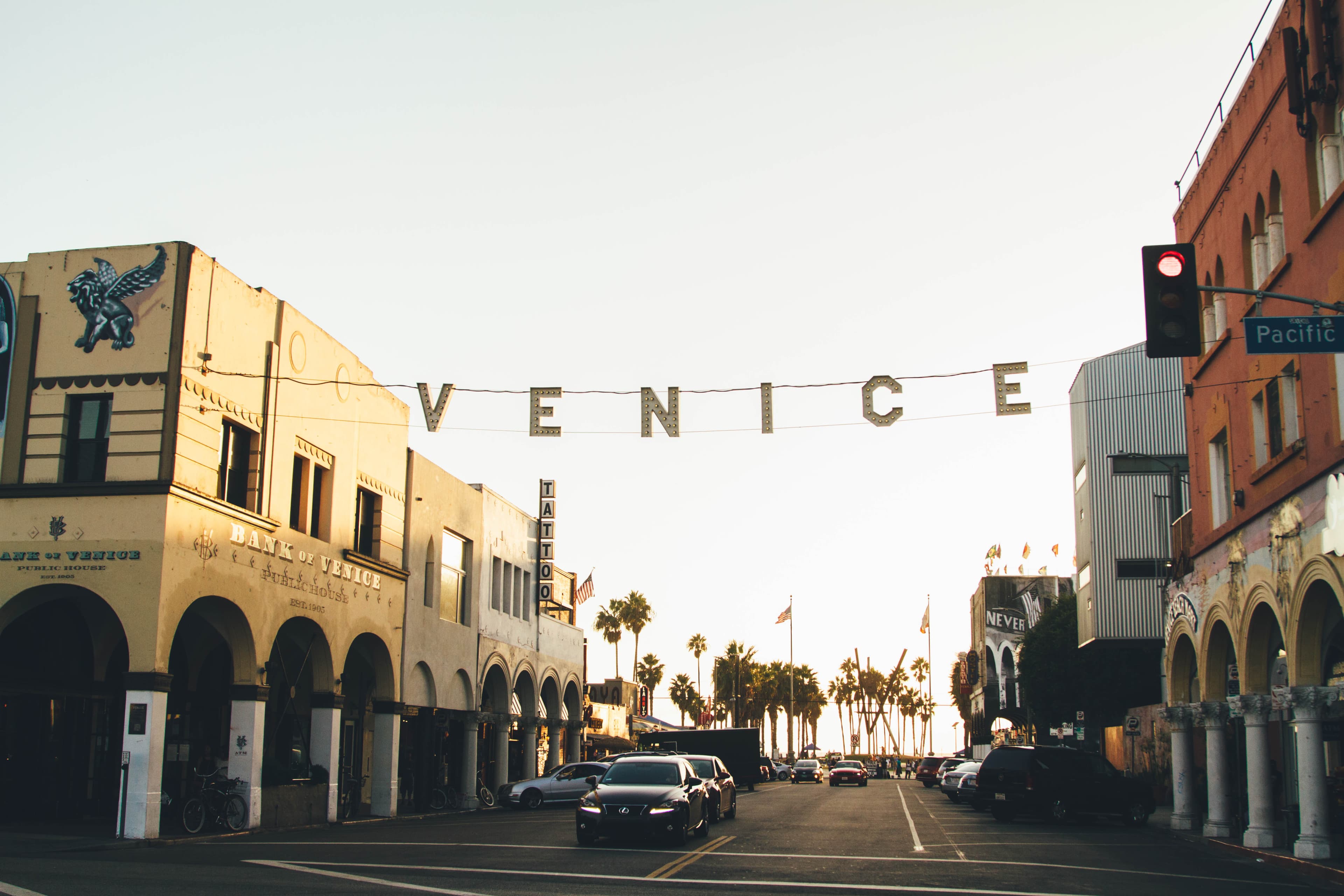 傍晚的Venice Beach街口，车流慢下来的时候连影子都拉长了封面图