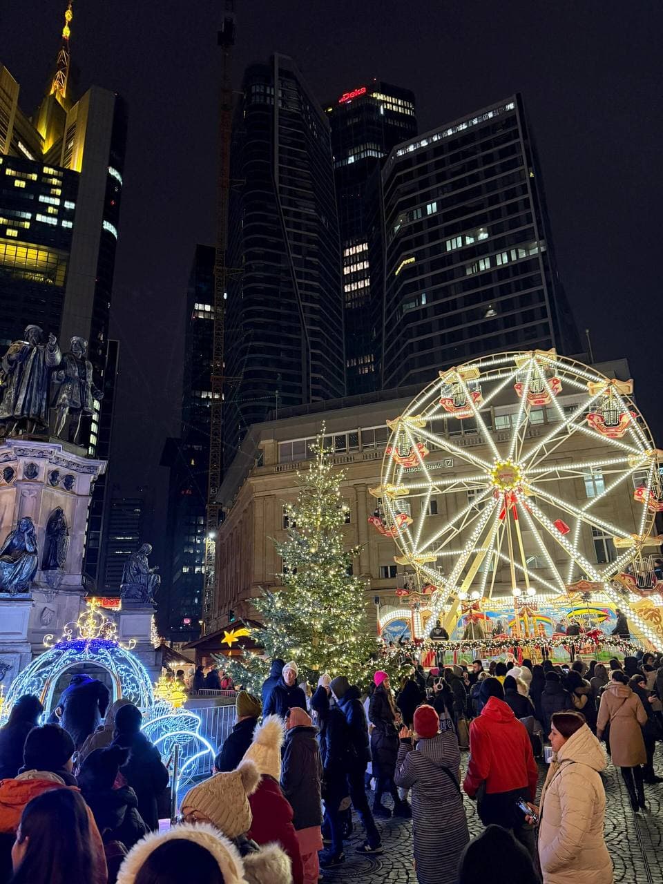 Frankfurt 的圣诞夜，摩天轮亮得像把星星吊在了半空封面图