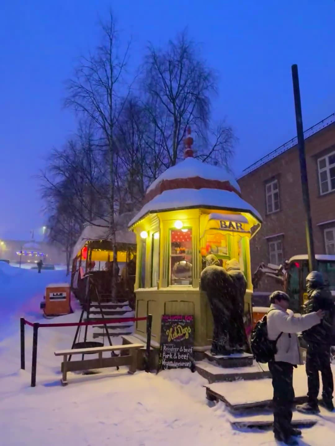 雪夜街角小巴台,热狗香混着雪花味儿~封面图