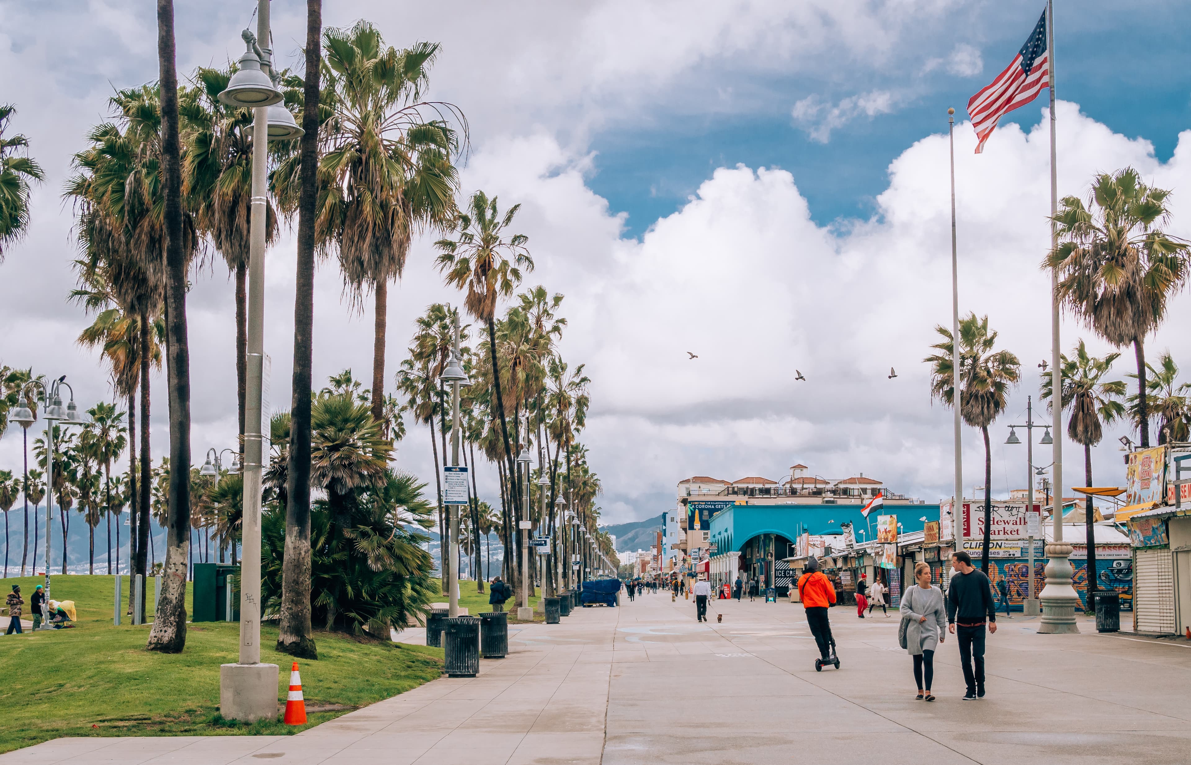 今天在Santa Monica Pier附近晃荡，风大到帽子飞了三次封面图