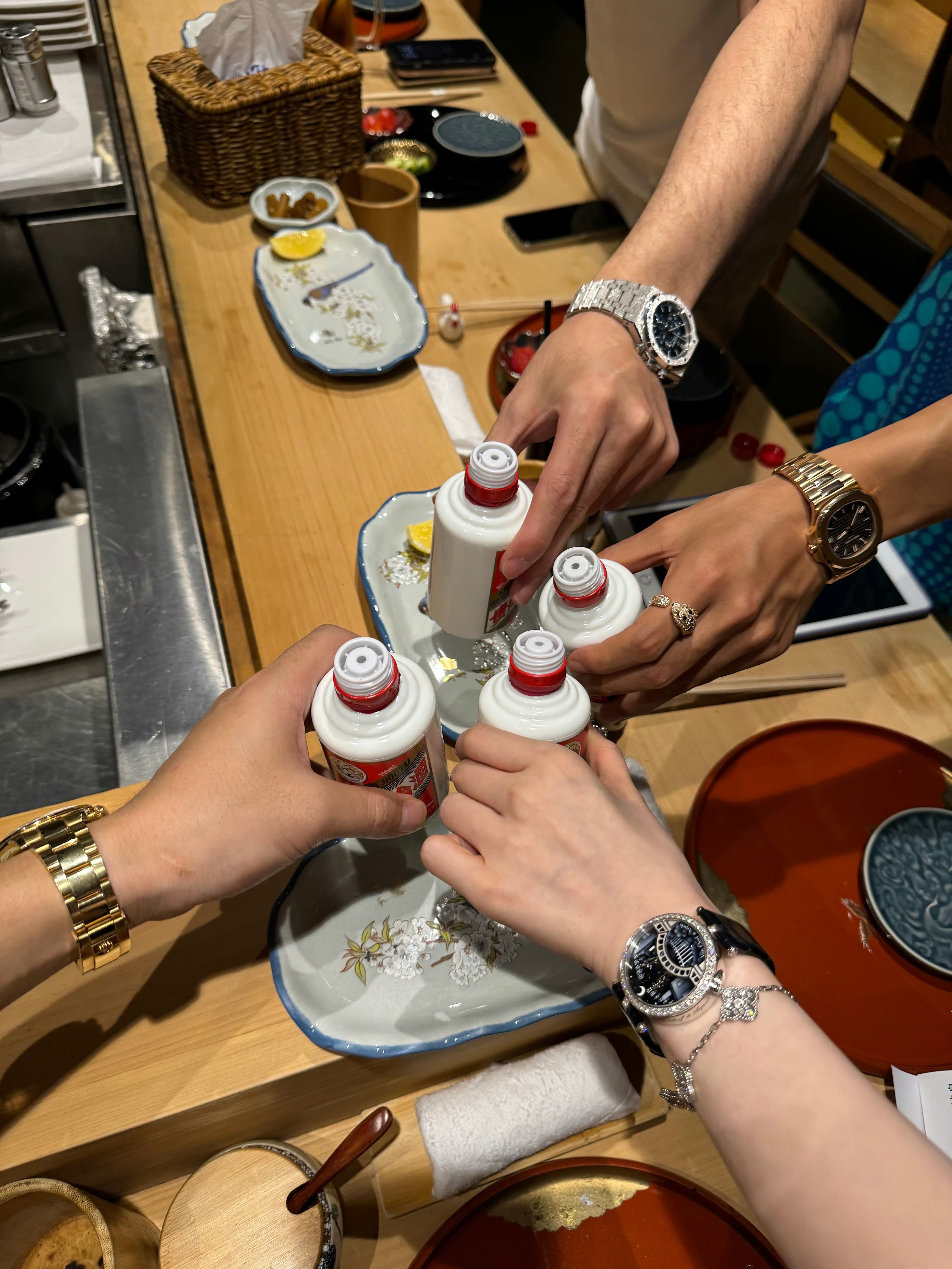 日料吧台配茅台，碰杯那一刻有点恍惚封面图