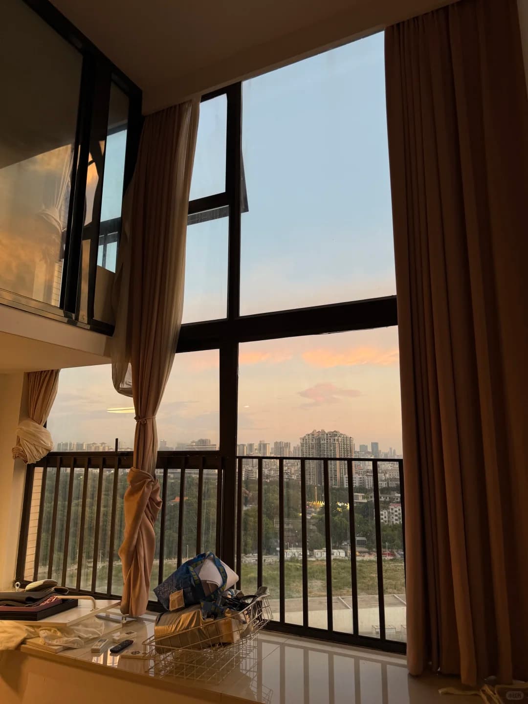 花1500租了一个loft空房晚上还可以看夕阳封面图
