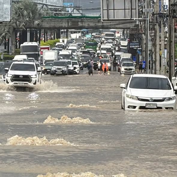 芭提雅午后暴雨致交通受阻、局部积水 你受影响了吗？封面图