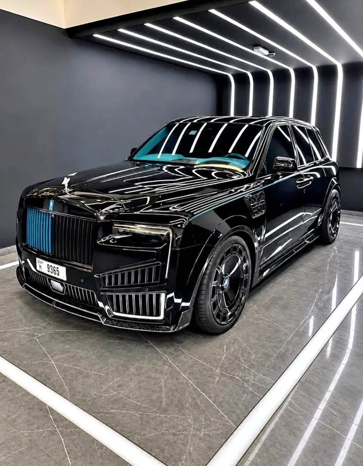Rolls-Royce Cullinan Black Badge 2022封面图