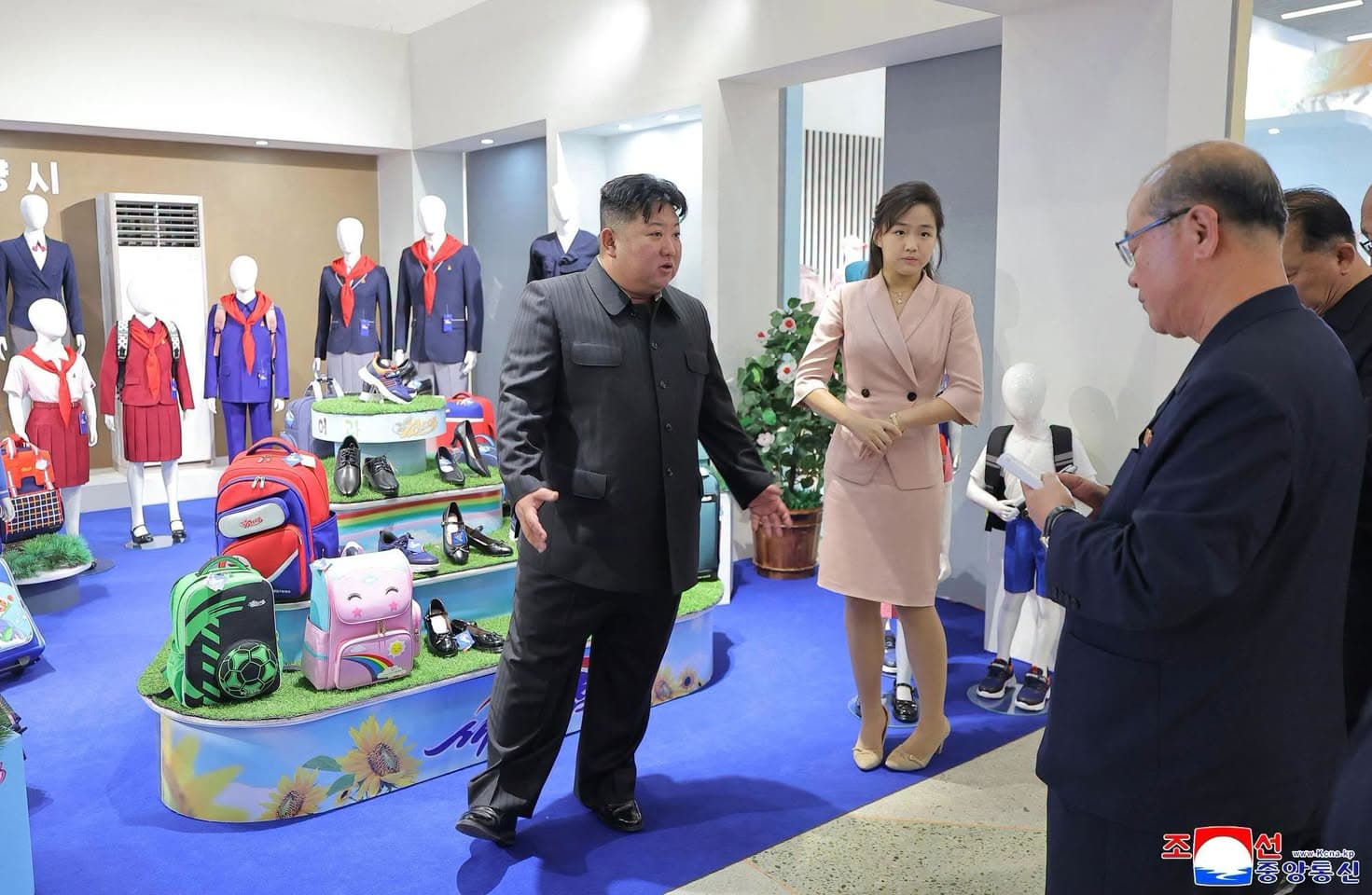 2026年10月金正恩携妻女亮相平壤展会，此前曾传其去世消息封面图