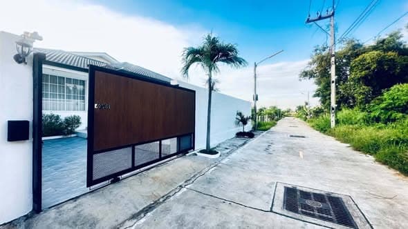 泰国หนองปลาไหล泳池别墅出租或出售，2房2卫带全套家具家电封面图