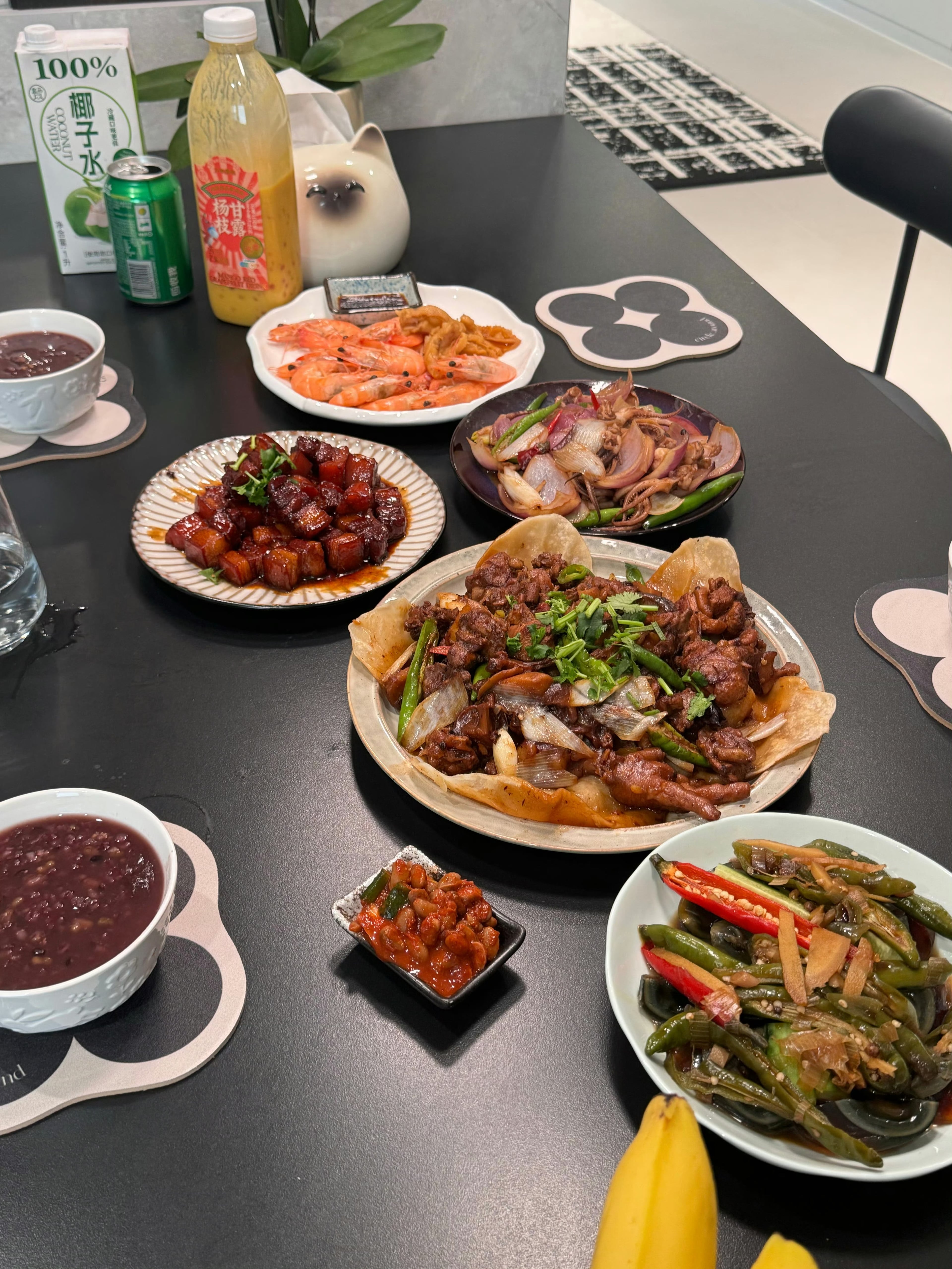 下班回家发现餐桌已经摆满！红烧肉+香辣鸡+鱿鱼炒洋葱，连红豆粥都热乎着～