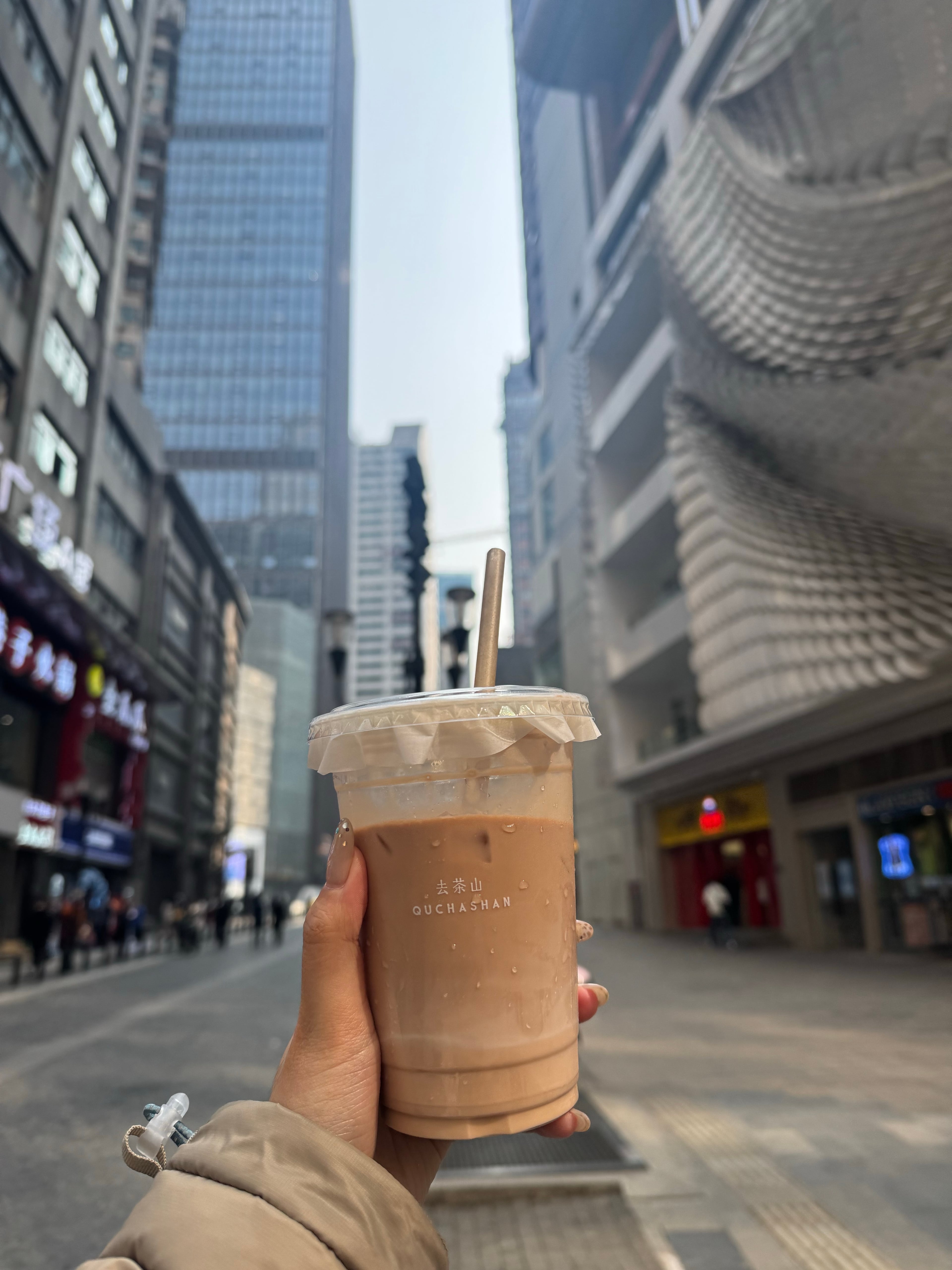 冬日街头一杯热奶茶，手抖到杯沿都快掉下来了…