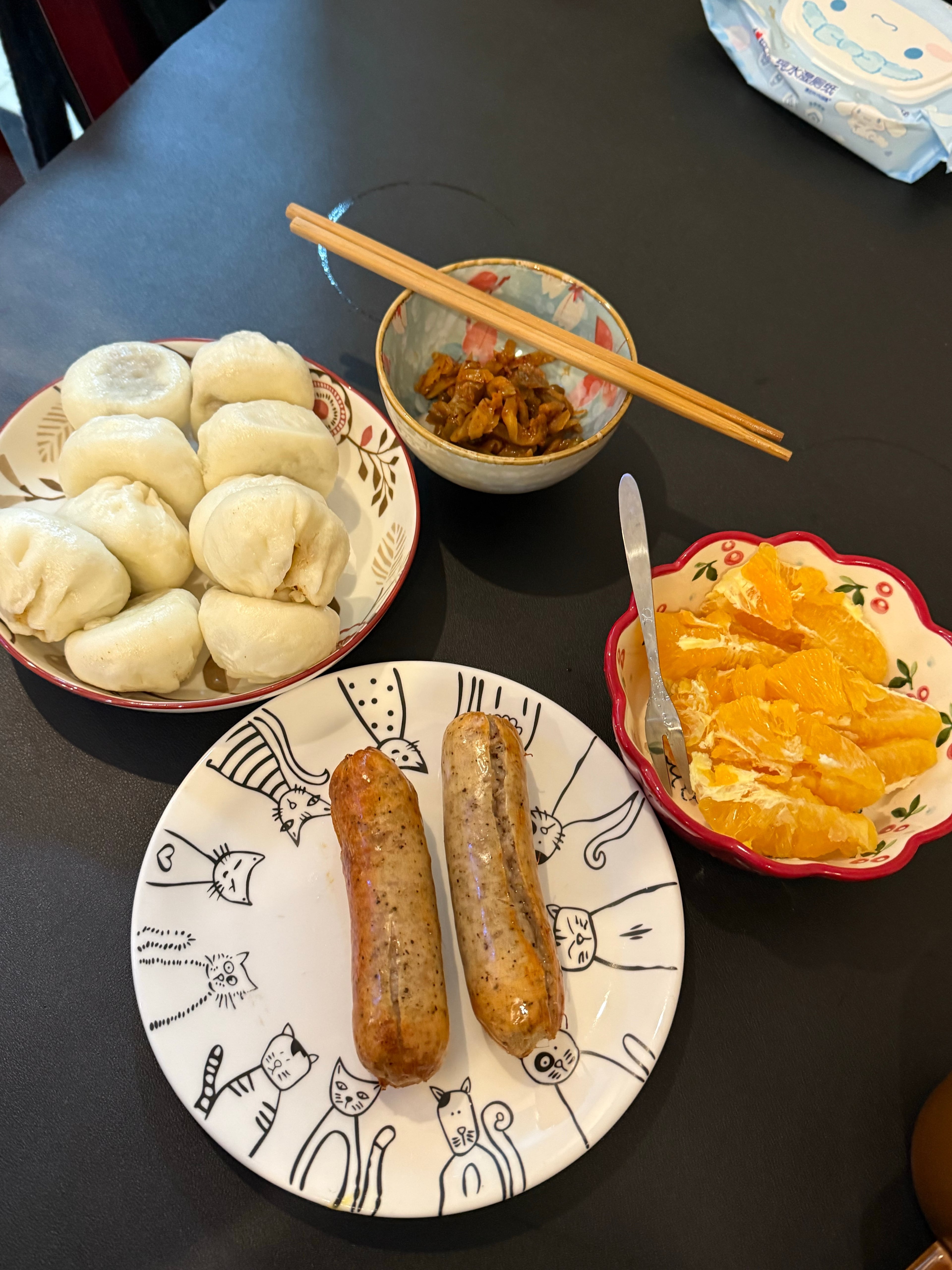 早八人自救早餐｜包子+香肠+橘子，猫盘子配得我心都化了～