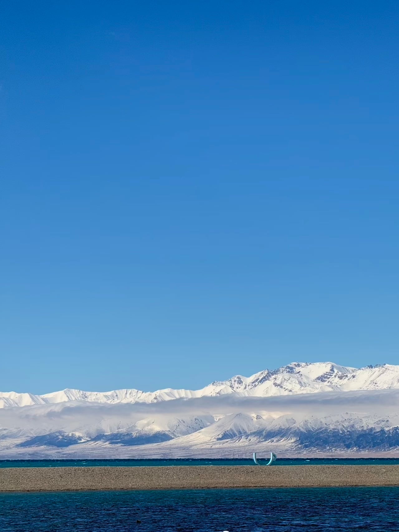 雪峰撞进蓝海里，连风都自带清冽滤镜｜新疆这帧画面我拍了37张