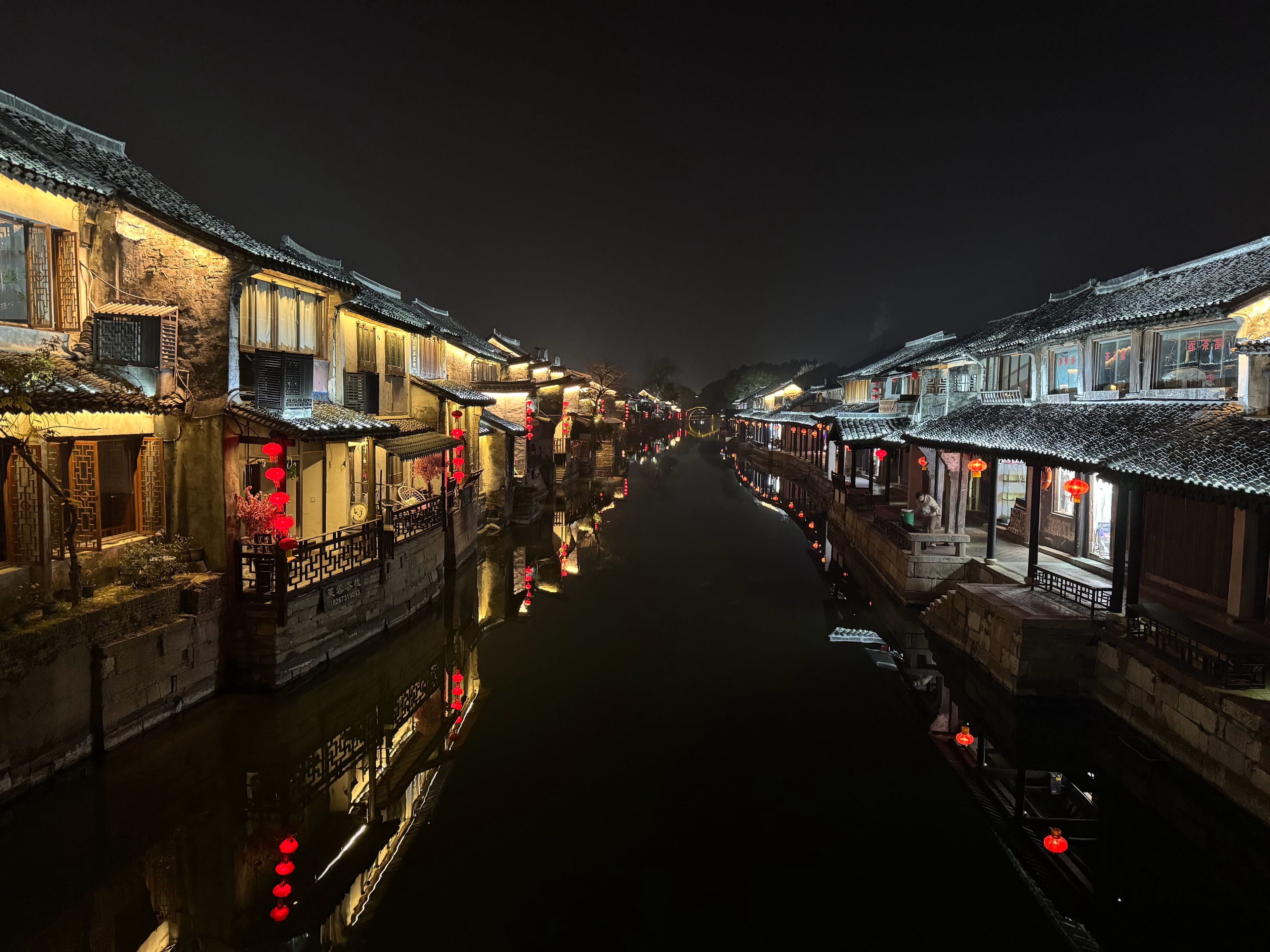 深夜溜达古镇，红灯笼倒影在水里像打翻的糖霜｜江南夜色太会治愈人了