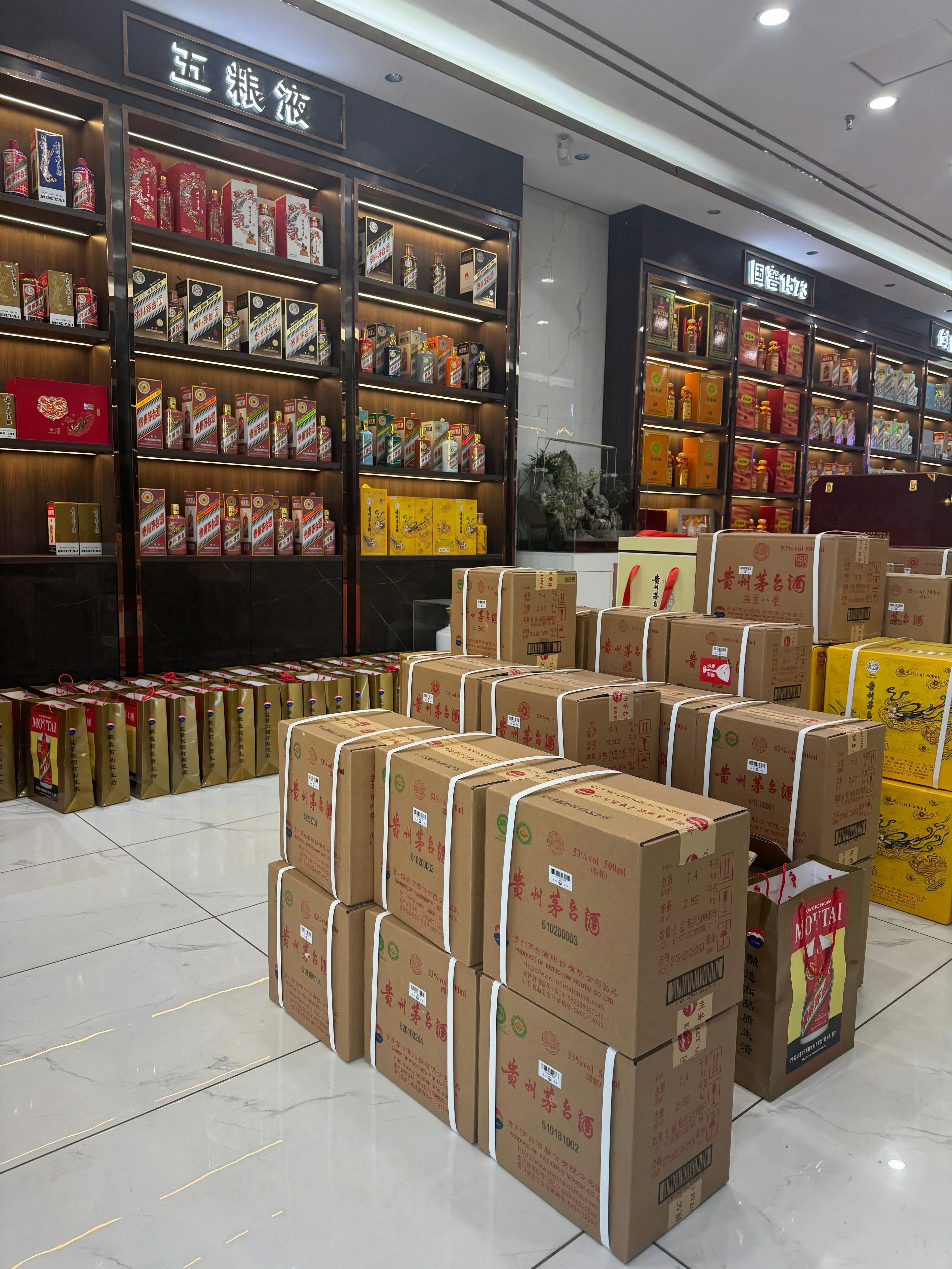 在商场偶遇茅台囤货现场？一地纸箱+金箔礼盒，差点以为进了酒厂仓库！