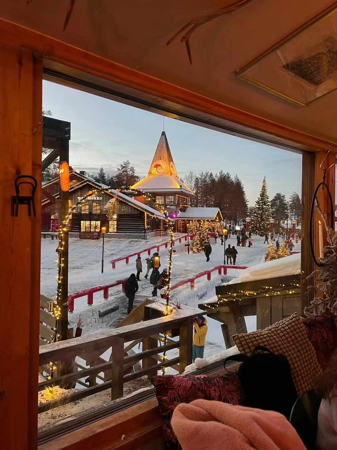 在圣诞老人村的窗边，看雪地里的人间烟火