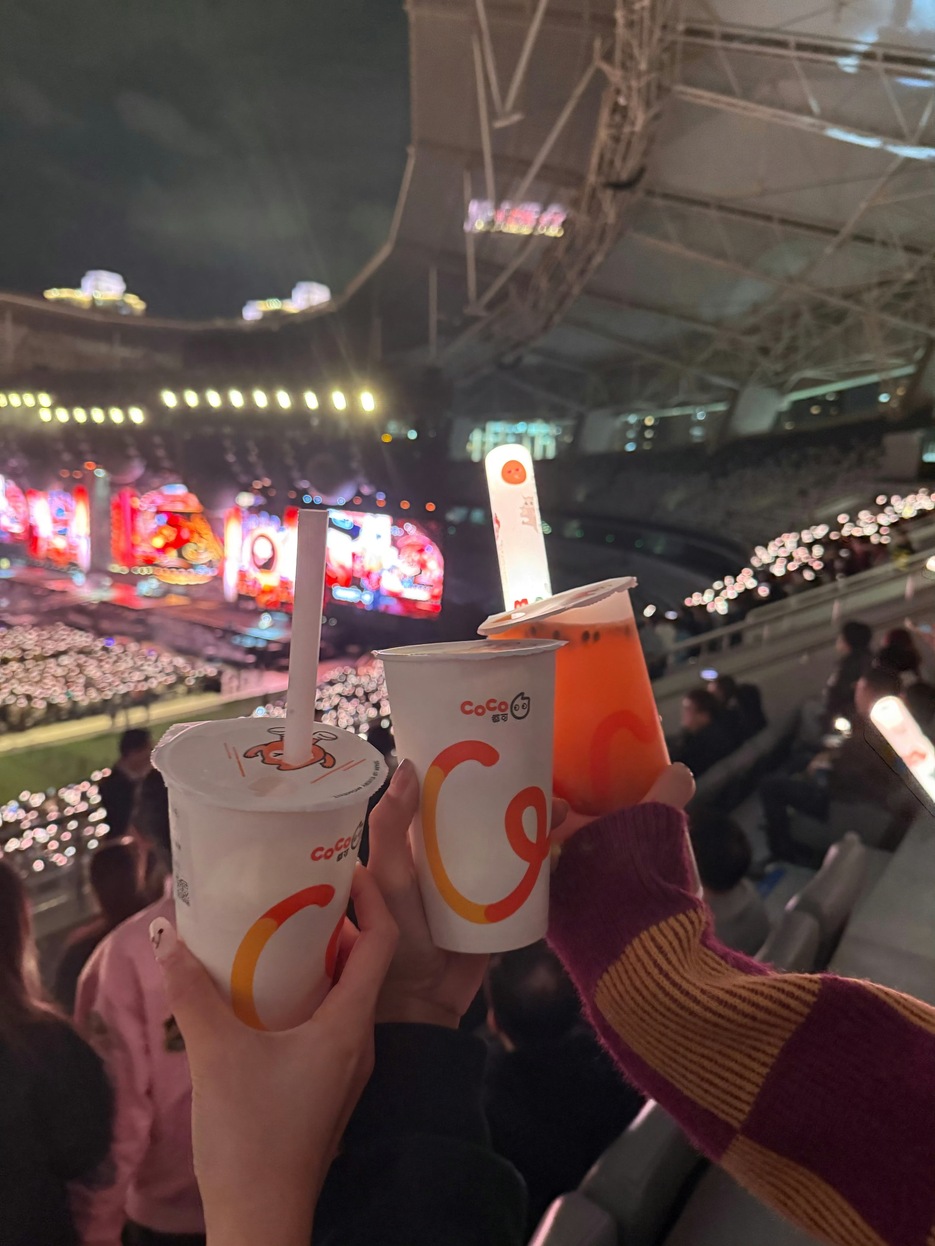 演唱会夜，三杯CoCo举起来那一刻——光海里突然有了甜味