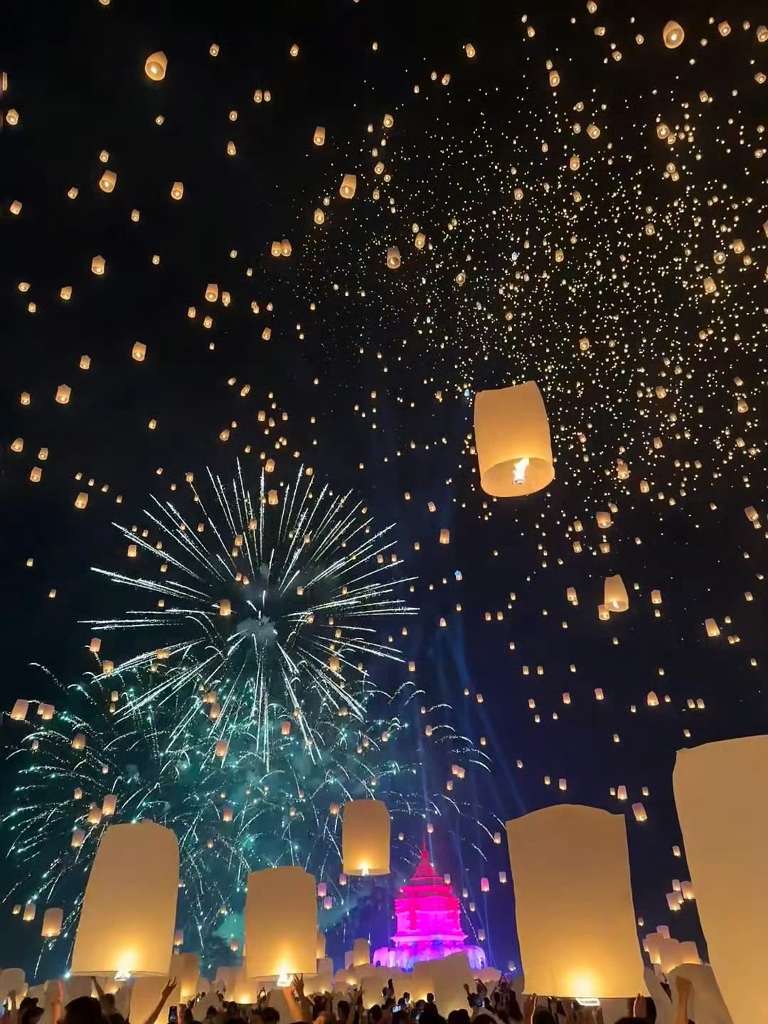在清迈夜空放孔明灯的瞬间，我哭得像条狗…