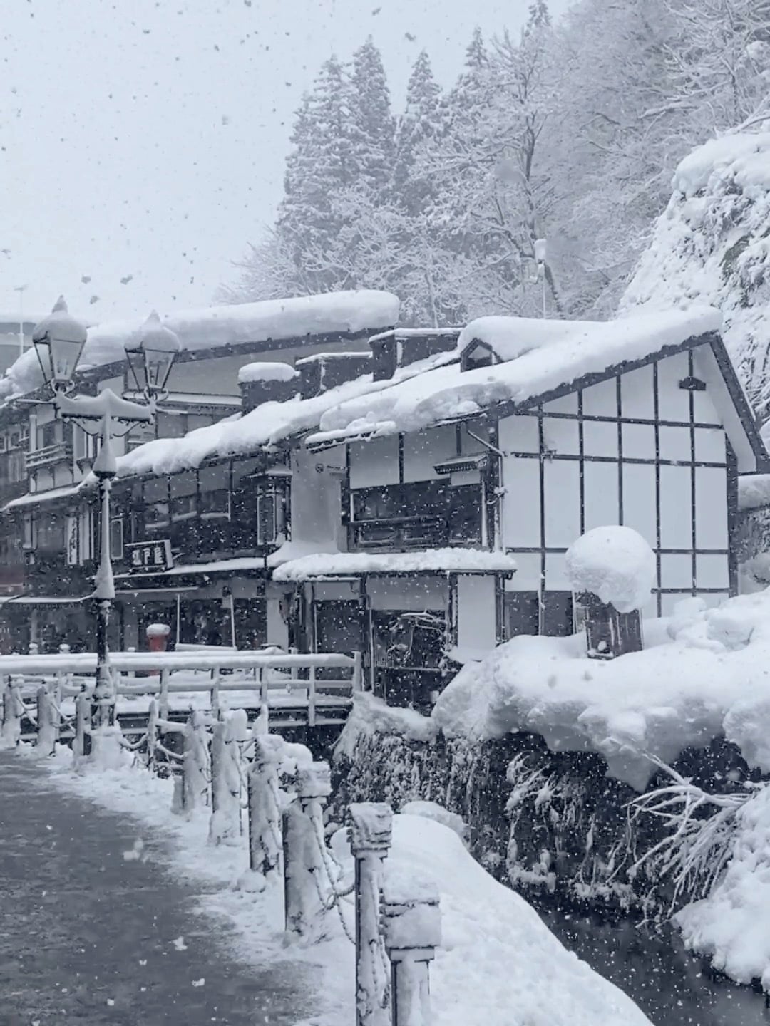雪天路过这排老屋，突然想回家煮碗热汤面了…