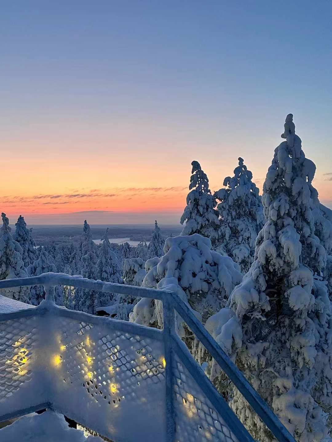 雪顶观景台的黄昏｜冷到睫毛结霜，但心被暖光戳中了