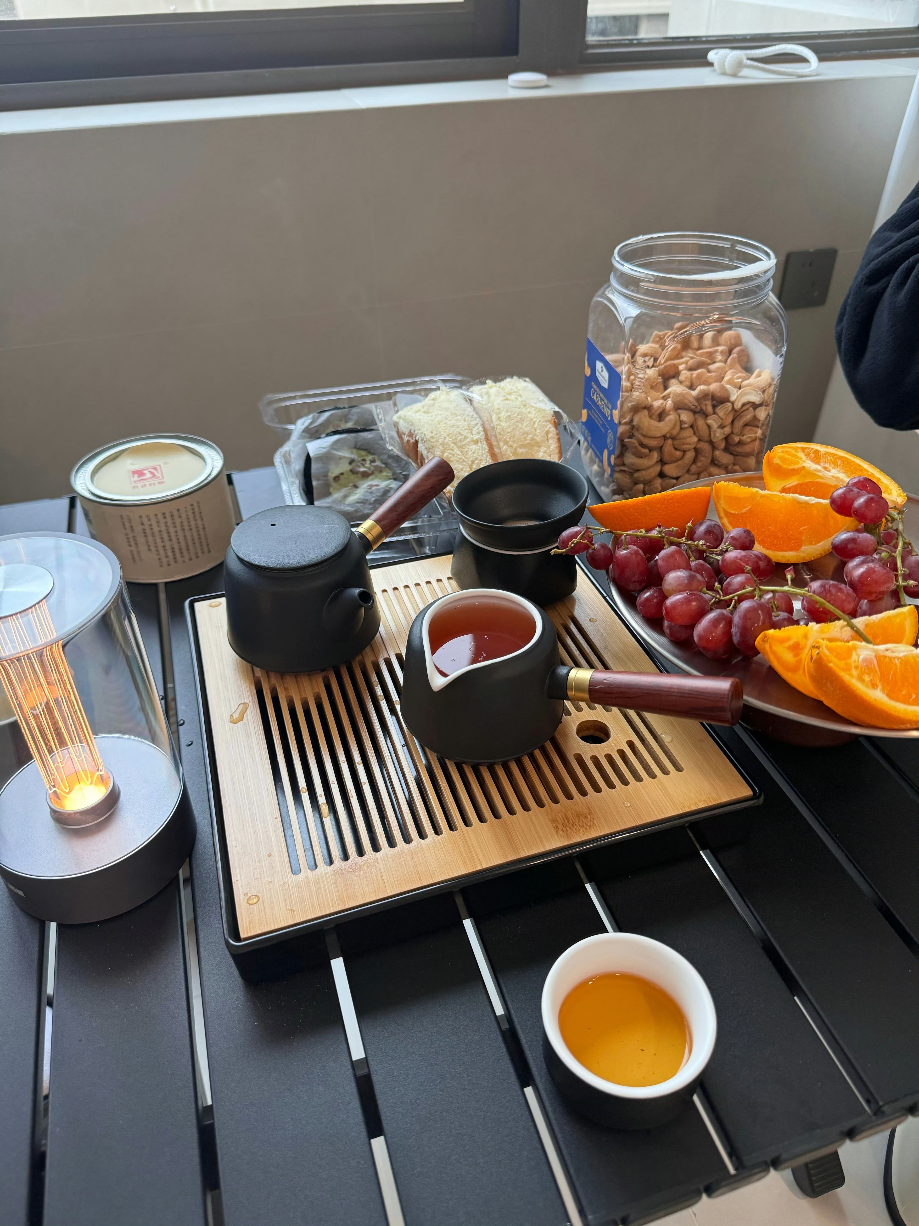 下班回家发现窗台边摆了份小确幸：茶香+水果+暖灯，谁懂啊！