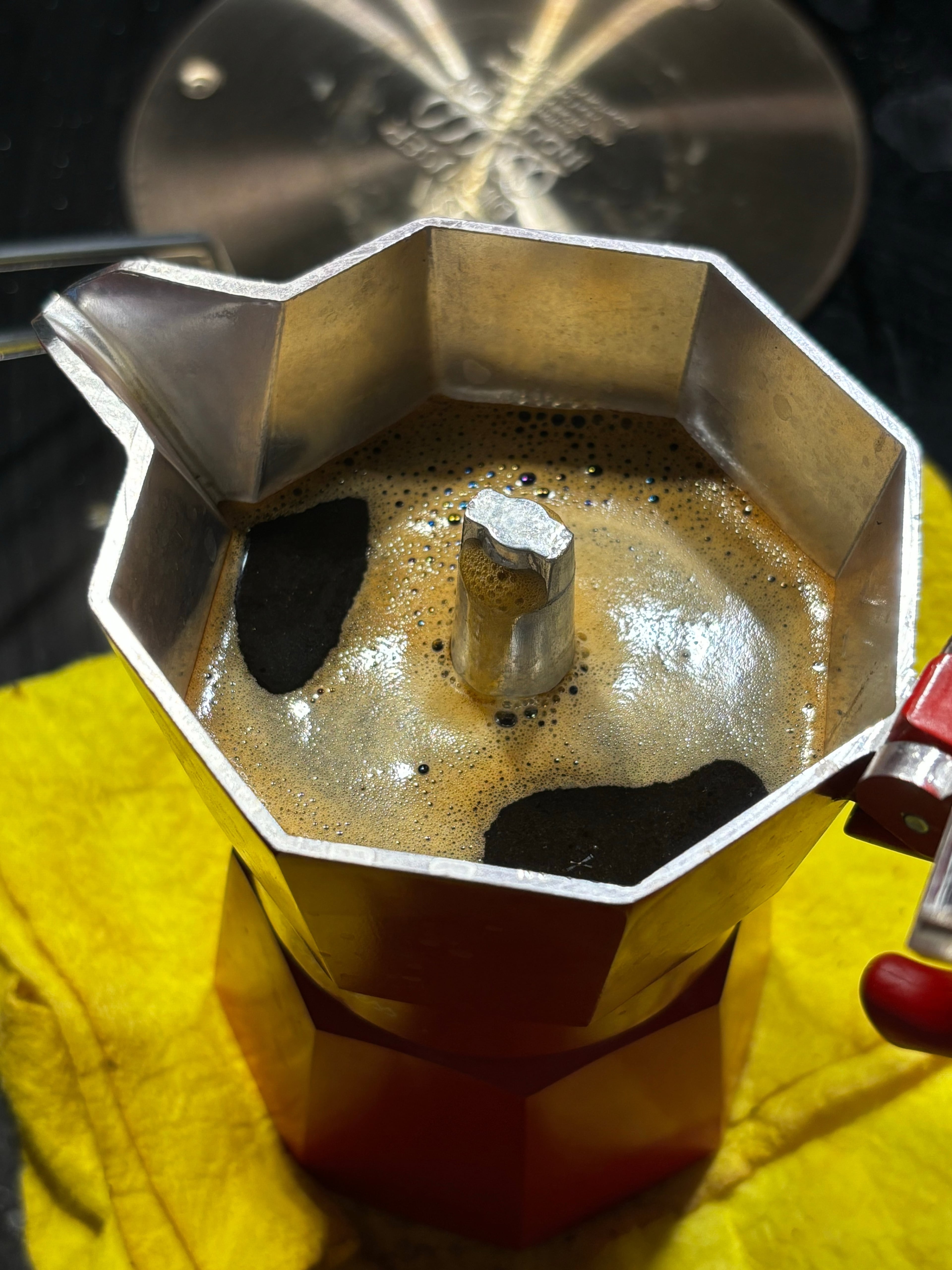 凌晨3点的摩卡壶，比闹钟还准时唤醒我——这杯咖啡，救了我半条命