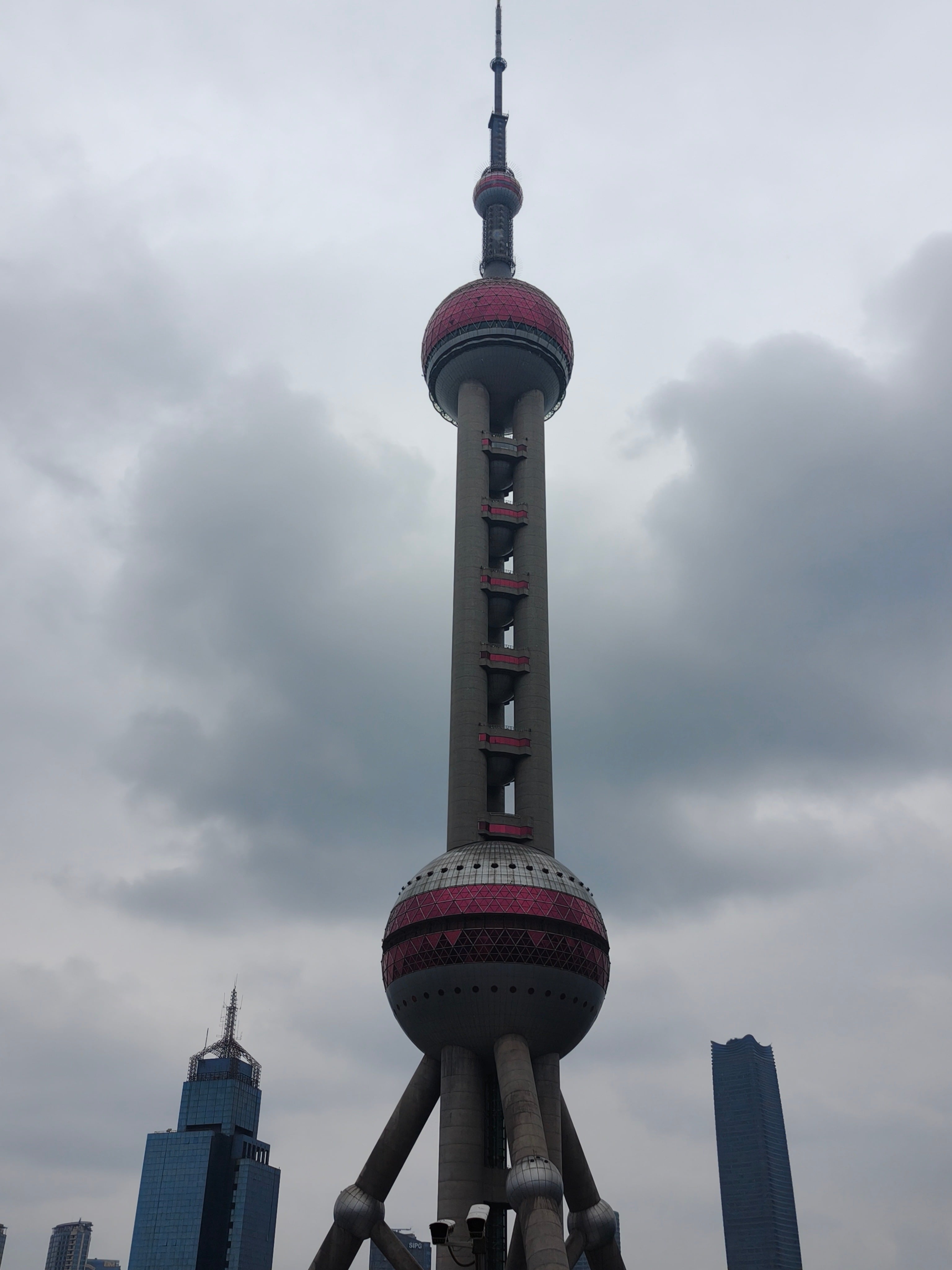 阴天拍的东方明珠，红球配灰云反而有种复古胶片感～