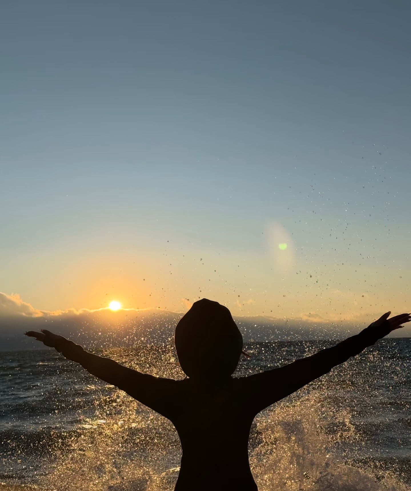 夕阳下张开双臂的瞬间，海浪也跟着一起欢呼🌊