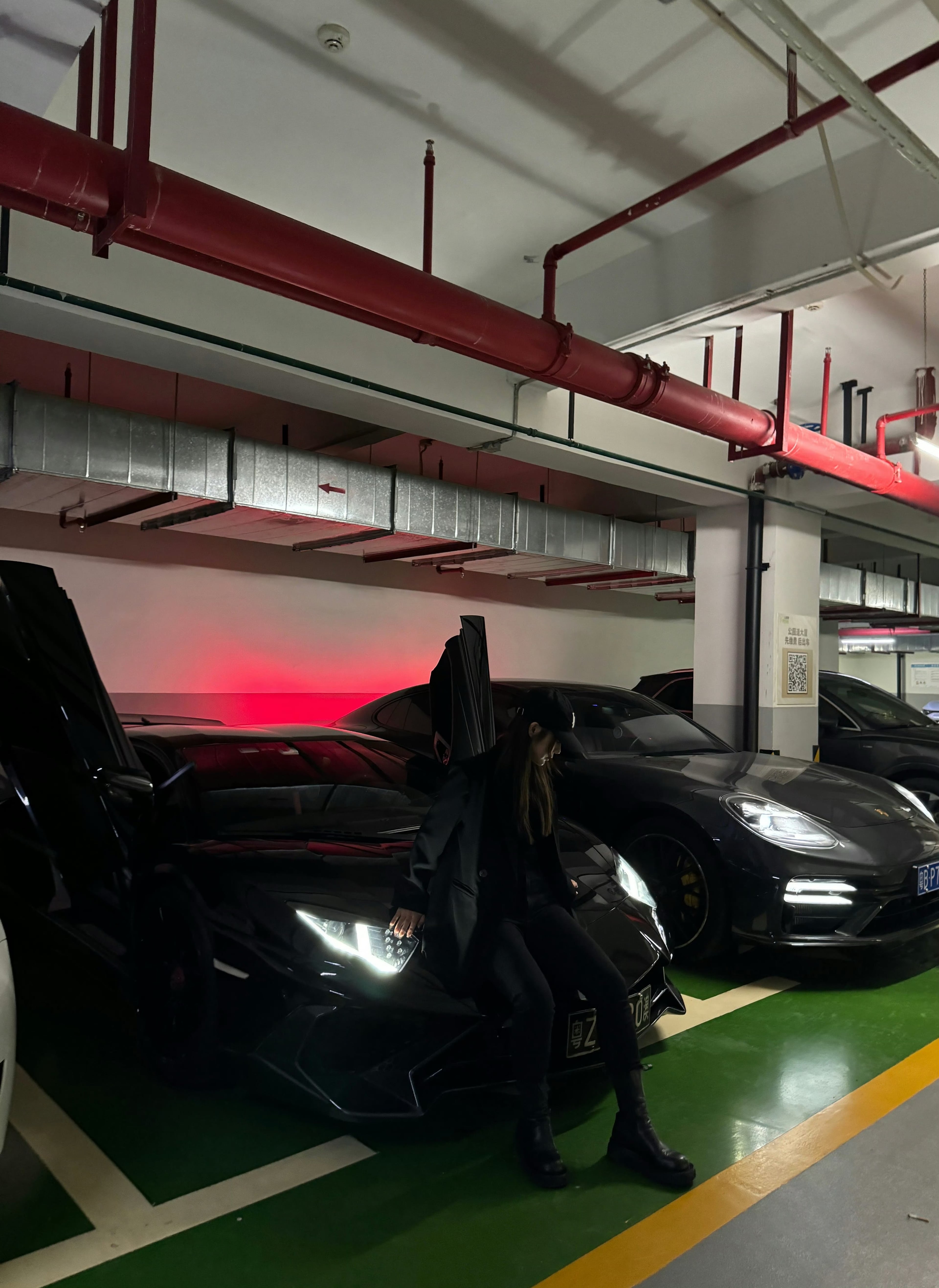 地下车库的红光时刻｜黑衣女孩+剪刀门兰博，谁懂这氛围感？