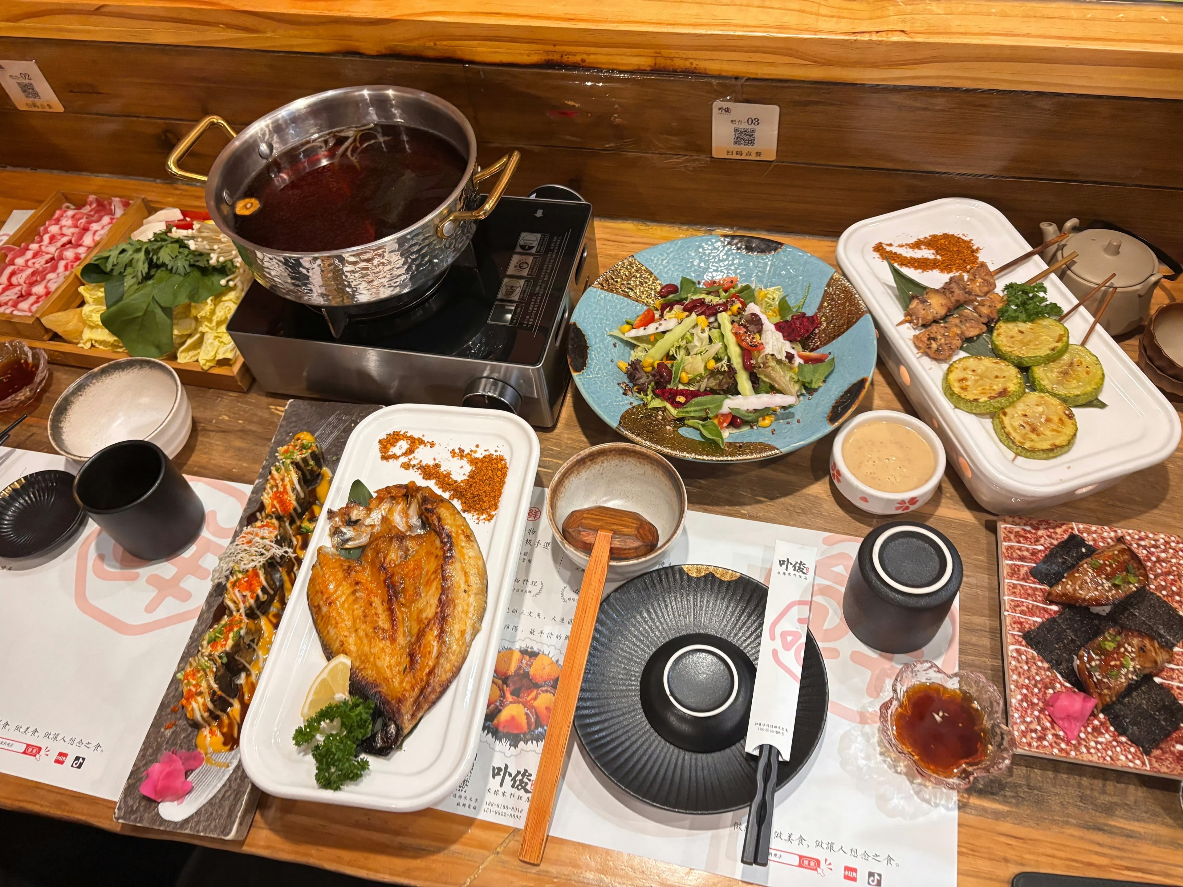 火锅局+烤鱼+小菜拼盘，这桌能吃仨月？！