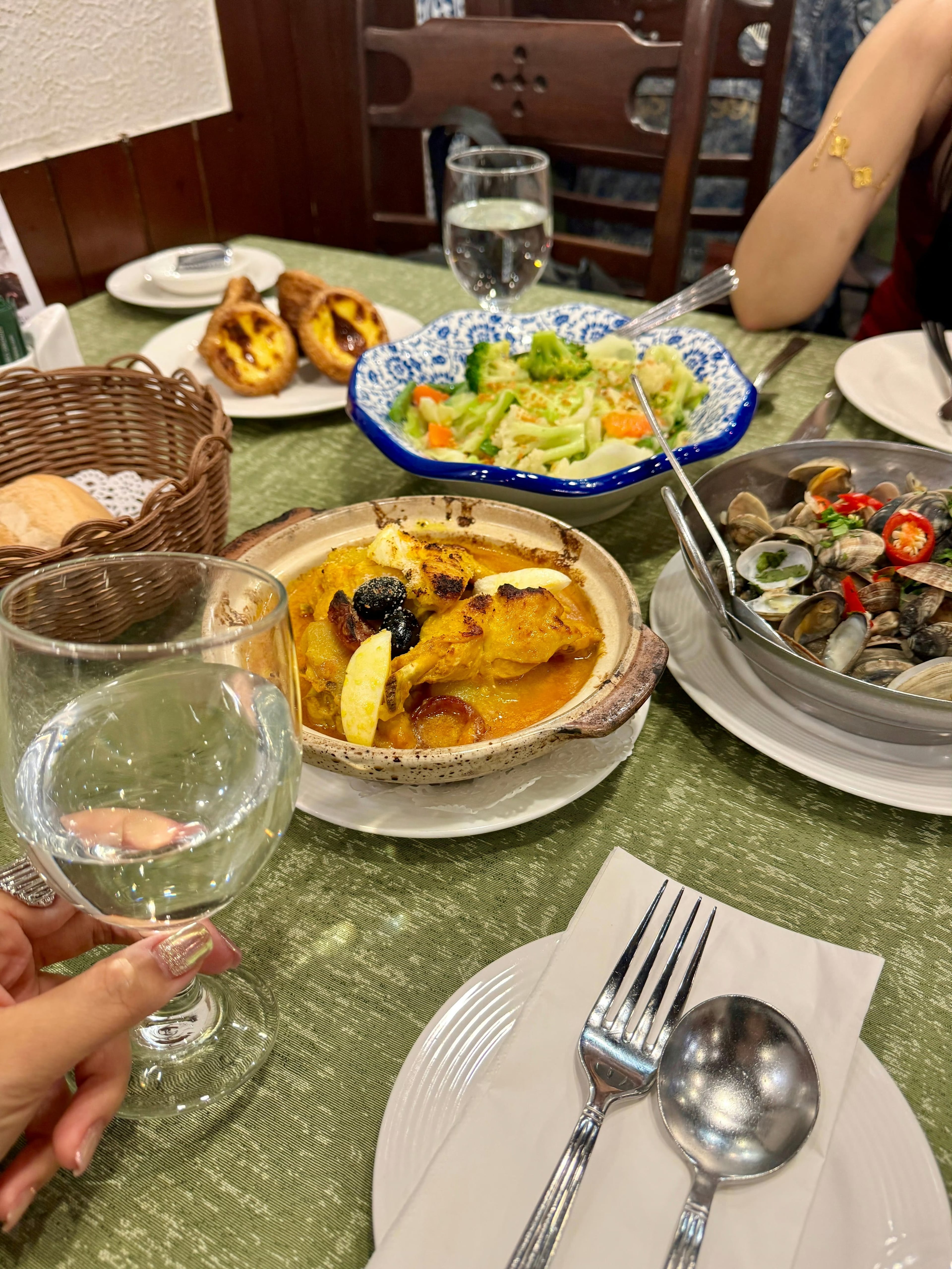 澳门街边老店的黄昏饭局｜葡式蛋挞+海鲜锅+鸡饭，谁懂啊！