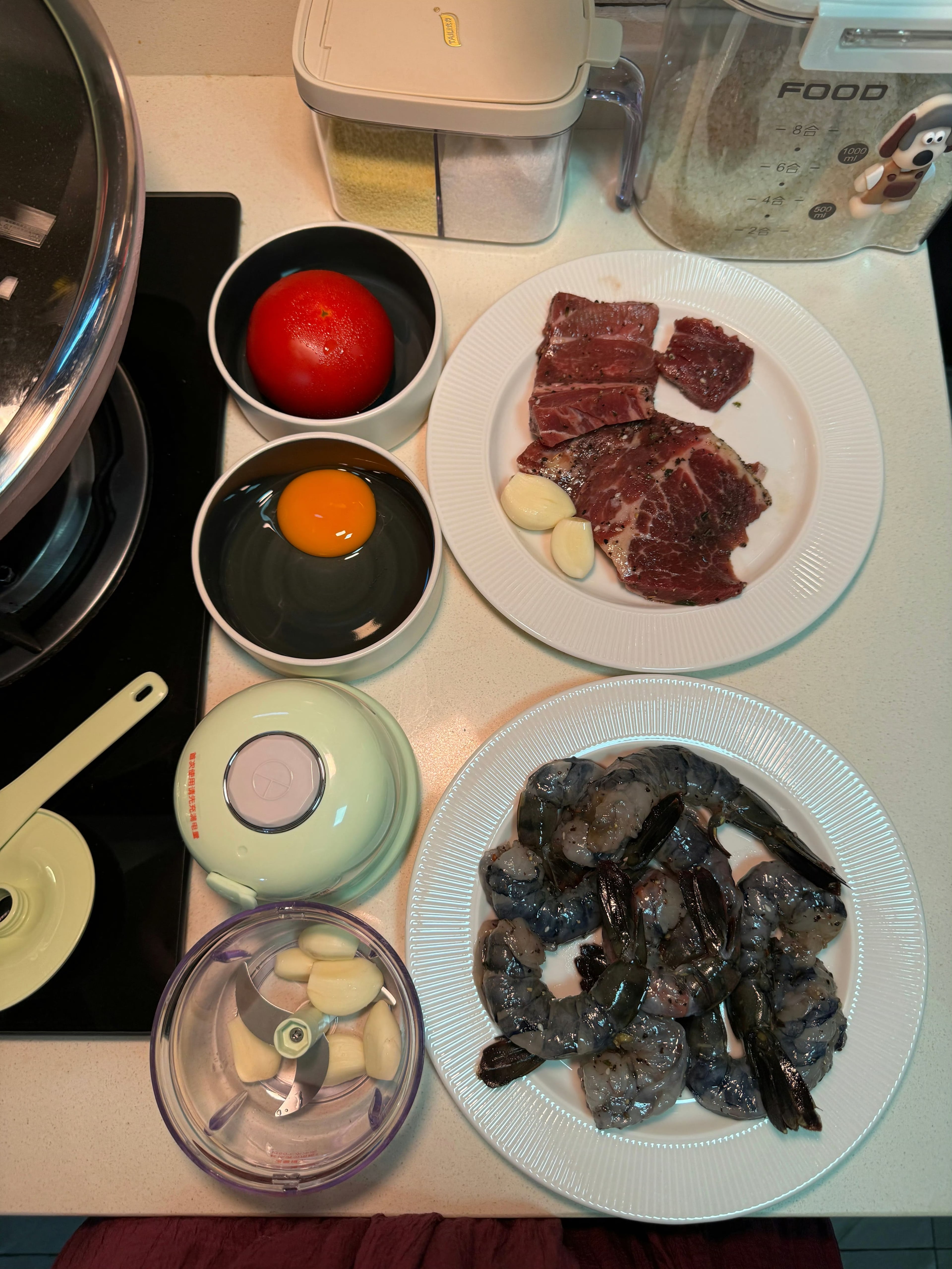 今晚决定把冰箱清空——牛排+大虾+番茄煎蛋，厨房在抗议：你到底想干嘛？