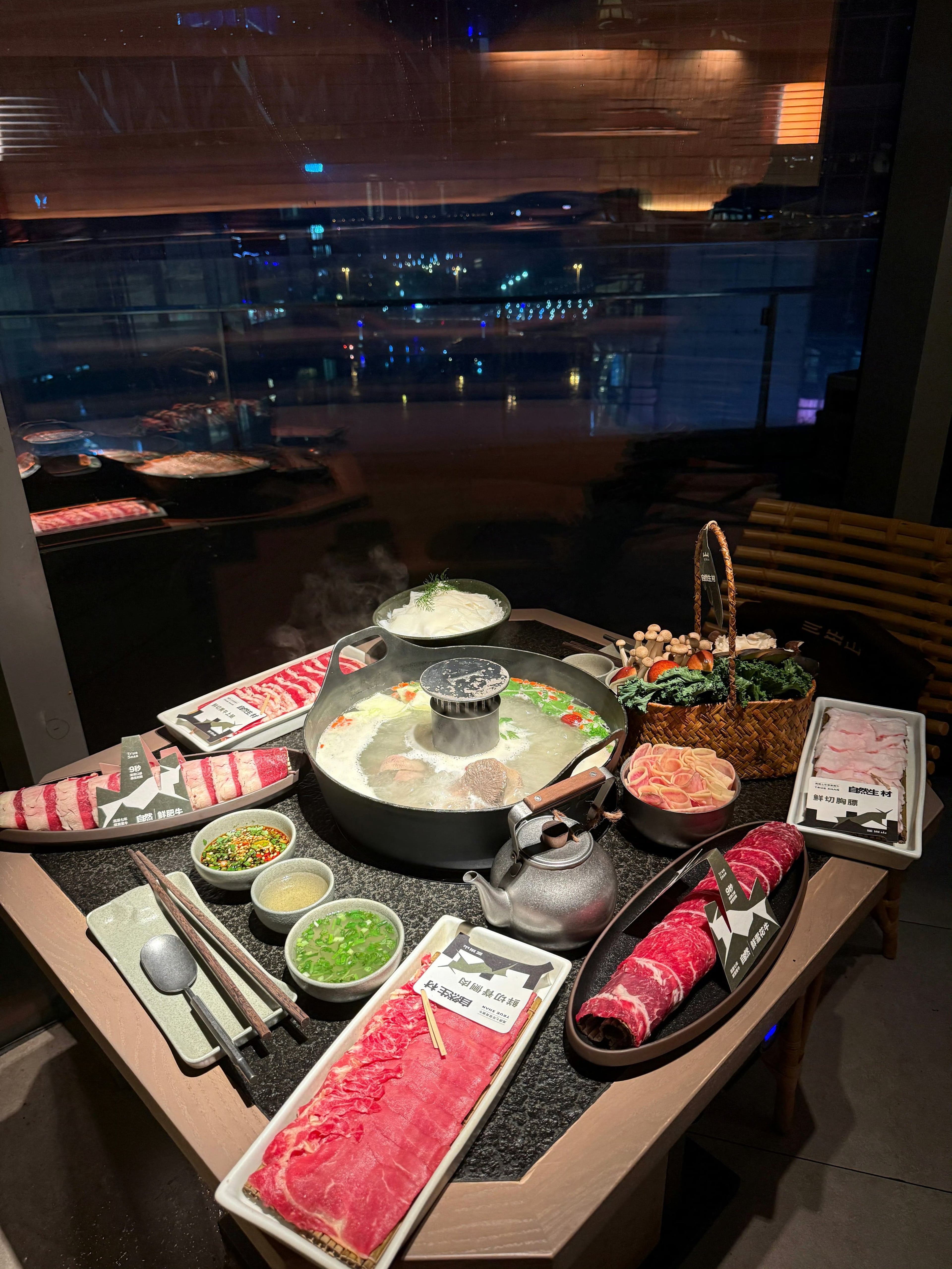 深夜火锅局｜窗外是城市心跳，锅里是人间烟火