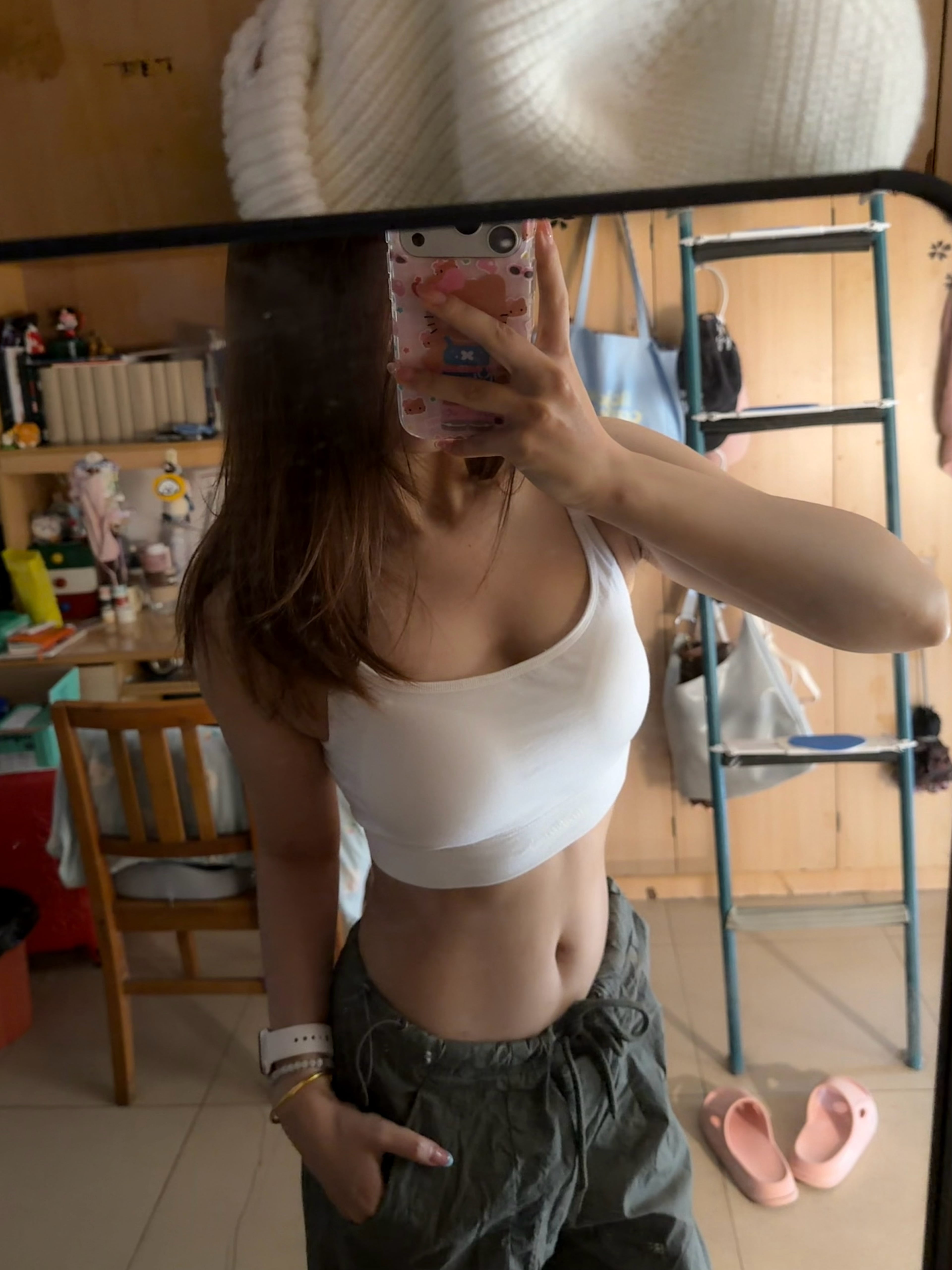 今天在宿舍楼顶晾衣服时顺手拍了张照，腰线居然自己跑出来了？