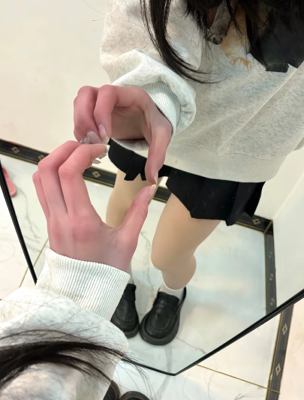 新做的法式美甲，镜子里的自己突然有点可爱～