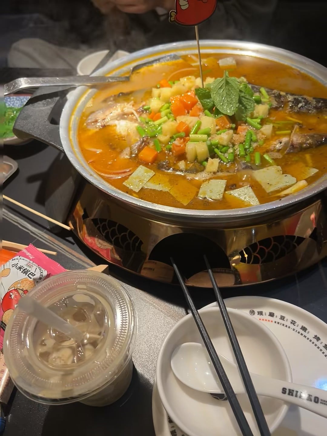 今天在街角小馆子被这锅鱼汤治愈了…热乎乎的，连汤都喝光了