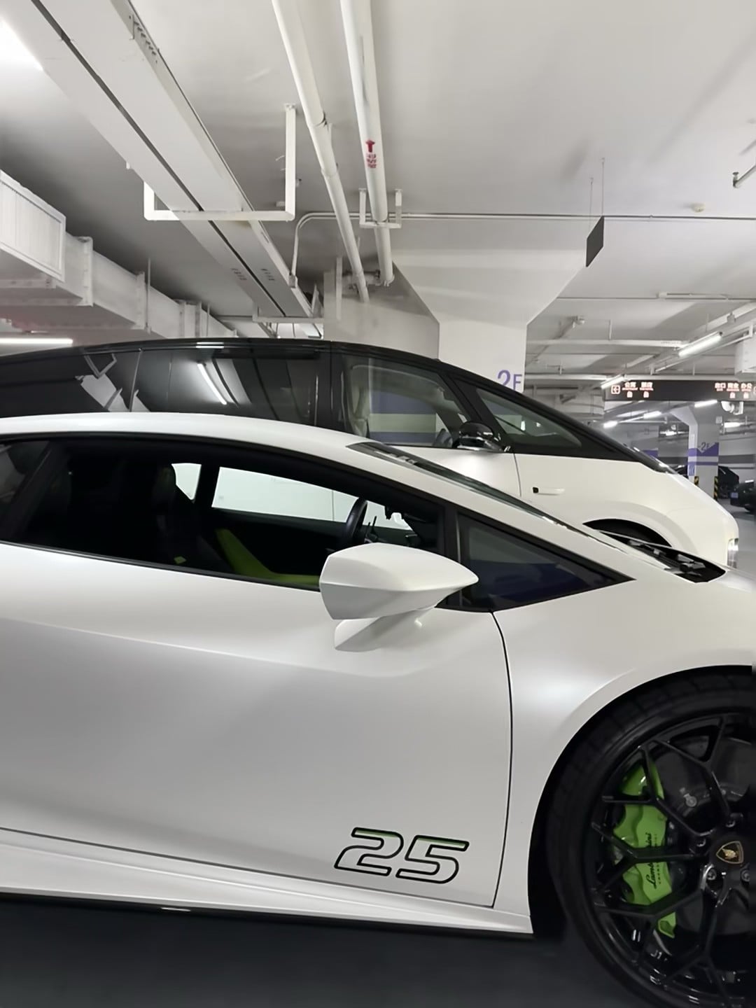 地下车库的白月光，25周年限定版 Lamborghini…今天在2F停了辆会呼吸的跑车