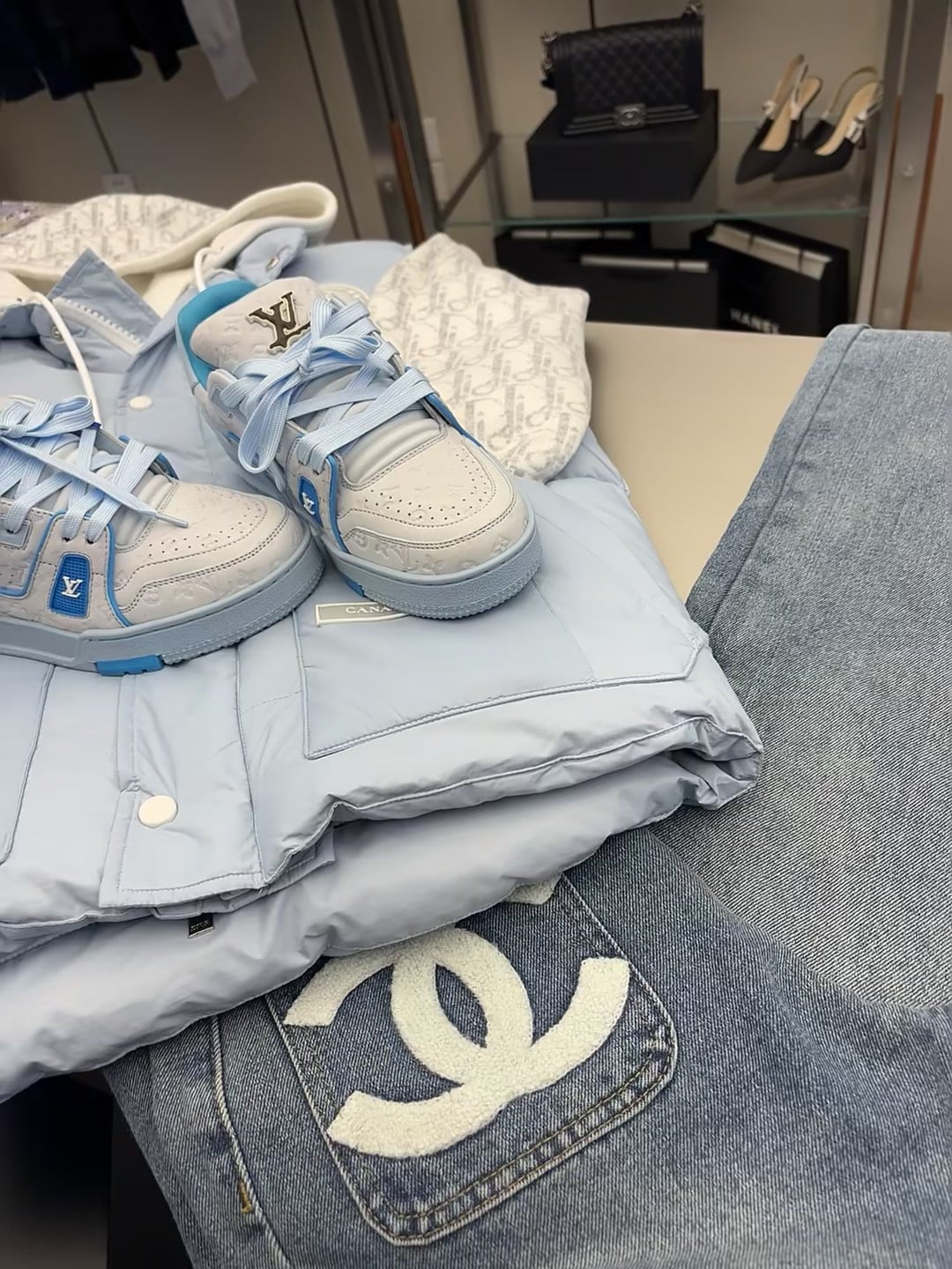 新买的蓝白配色LV老爹鞋，搭这件羽绒服和Chanel牛仔裤…今天在Saks Fifth Avenue试衣间狂拍30张