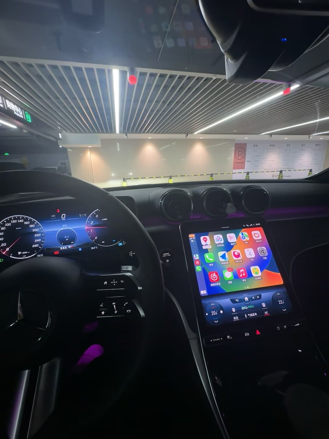 parking garage 里摸鱼三分钟，车机突然弹出Apple CarPlay界面…这波操作我给9分