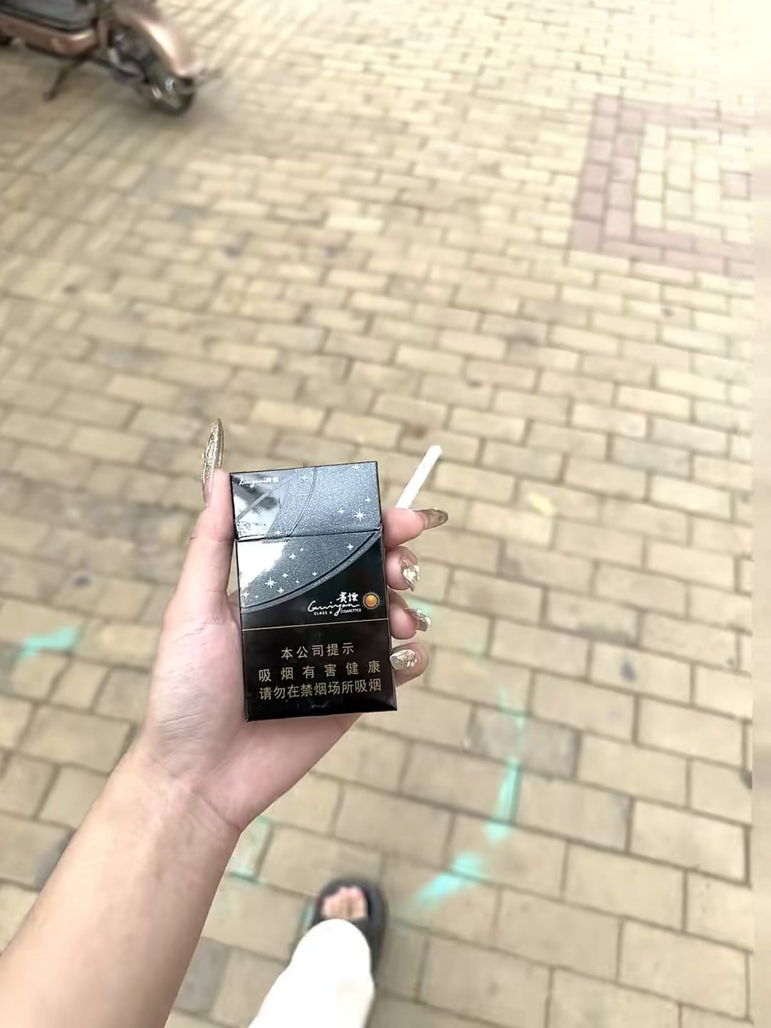 路过街角便利店，顺手买包烟——这包装有点赛博朋克？