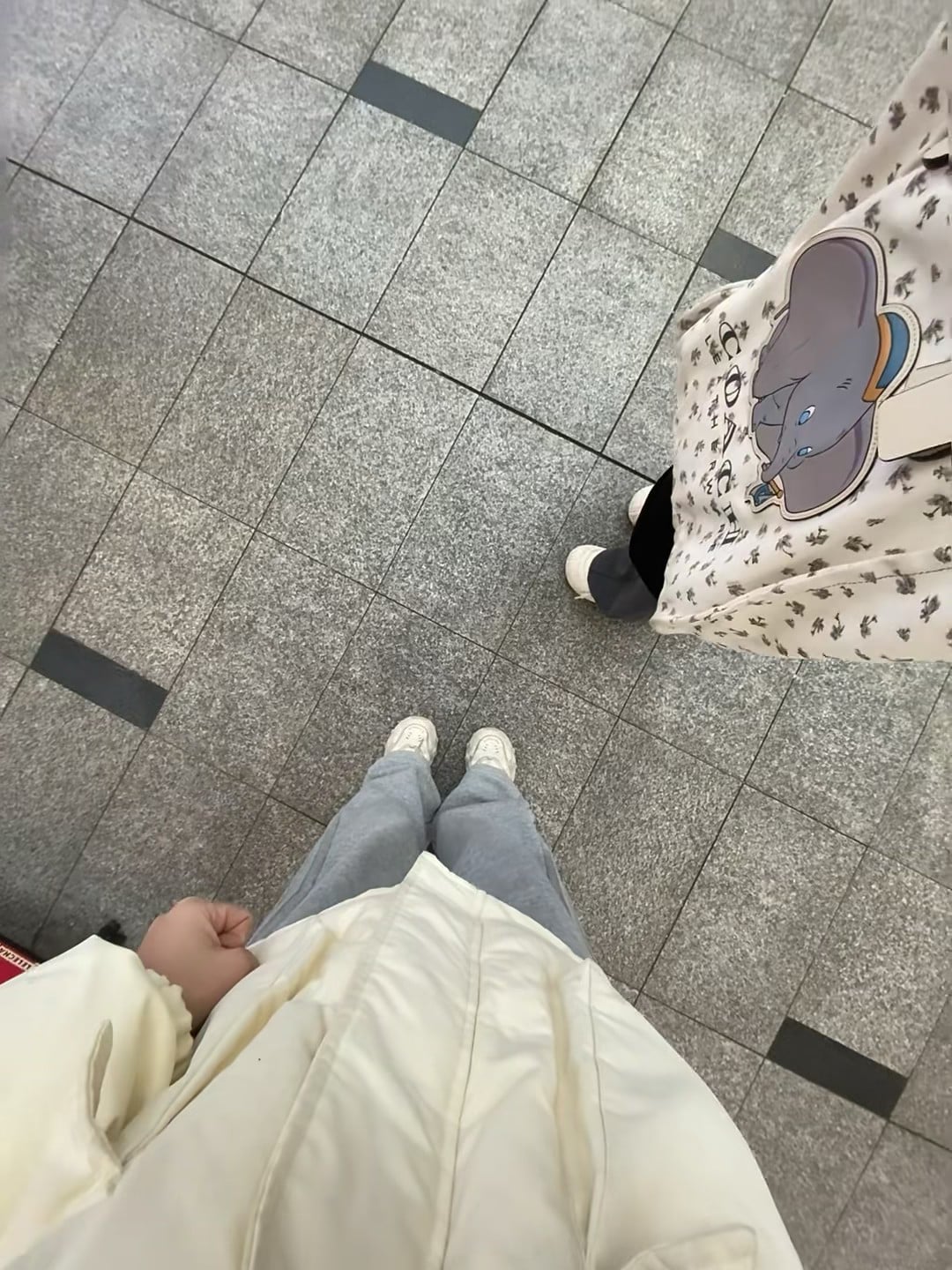 地铁站偶遇小飞象，连鞋带都偷偷在笑 😄