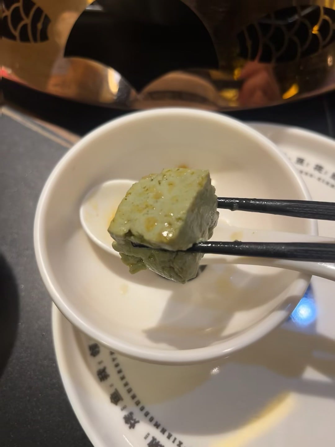 第一次在海外吃到抹茶豆腐！黑筷子夹着绿莹莹的，像块小翡翠✨