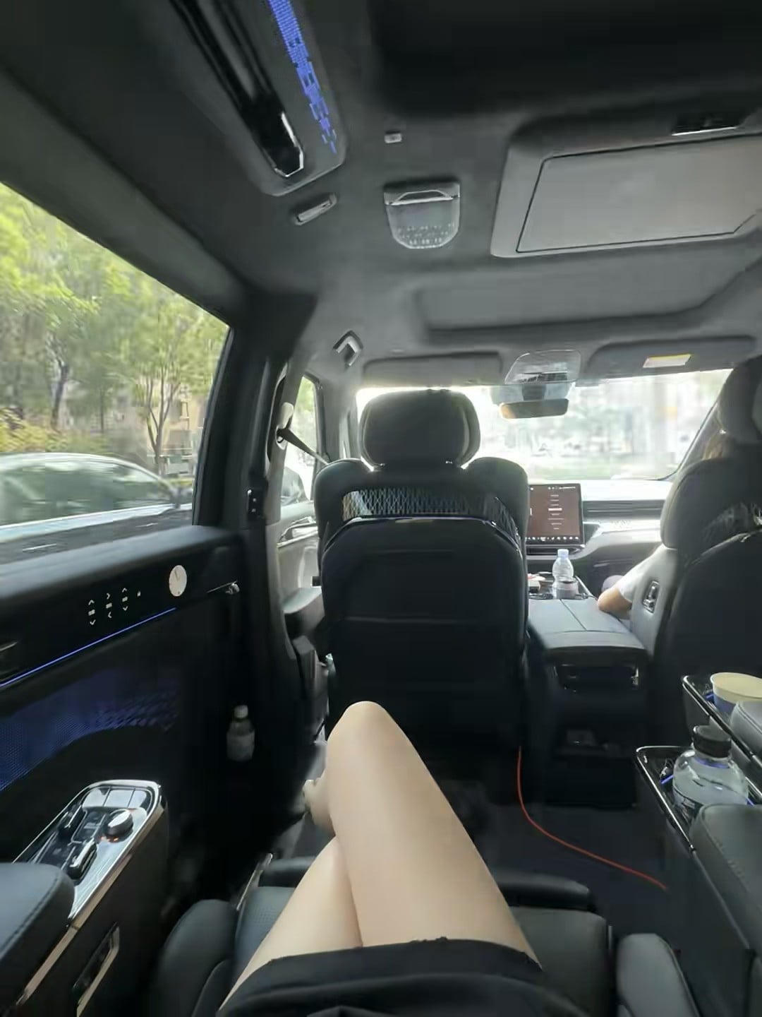 后座躺平的快乐，今天在City Centre坐了辆会发光的商务车 🚗