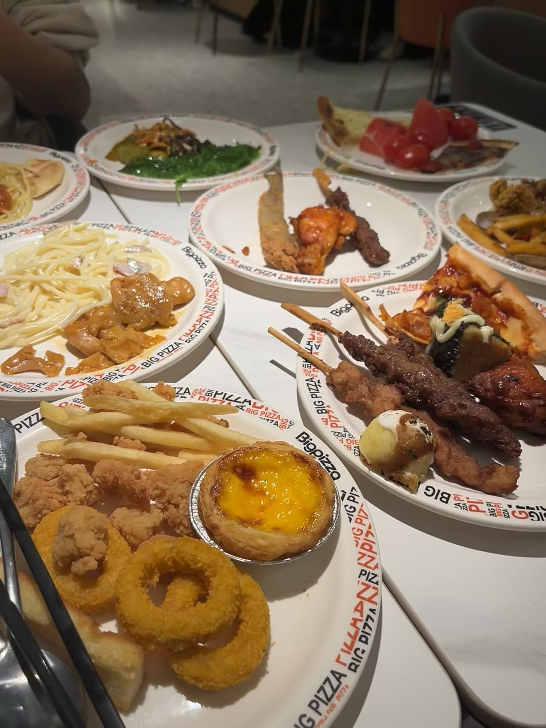 今天在Big Pizza啃完一桌，连盘子都印着‘BIG PIZZA’…谁懂啊！