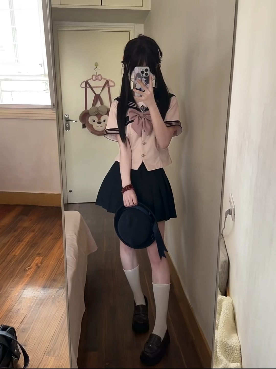 今天在公寓镜子前偷拍自己，新买的水手服配黑帽超甜～