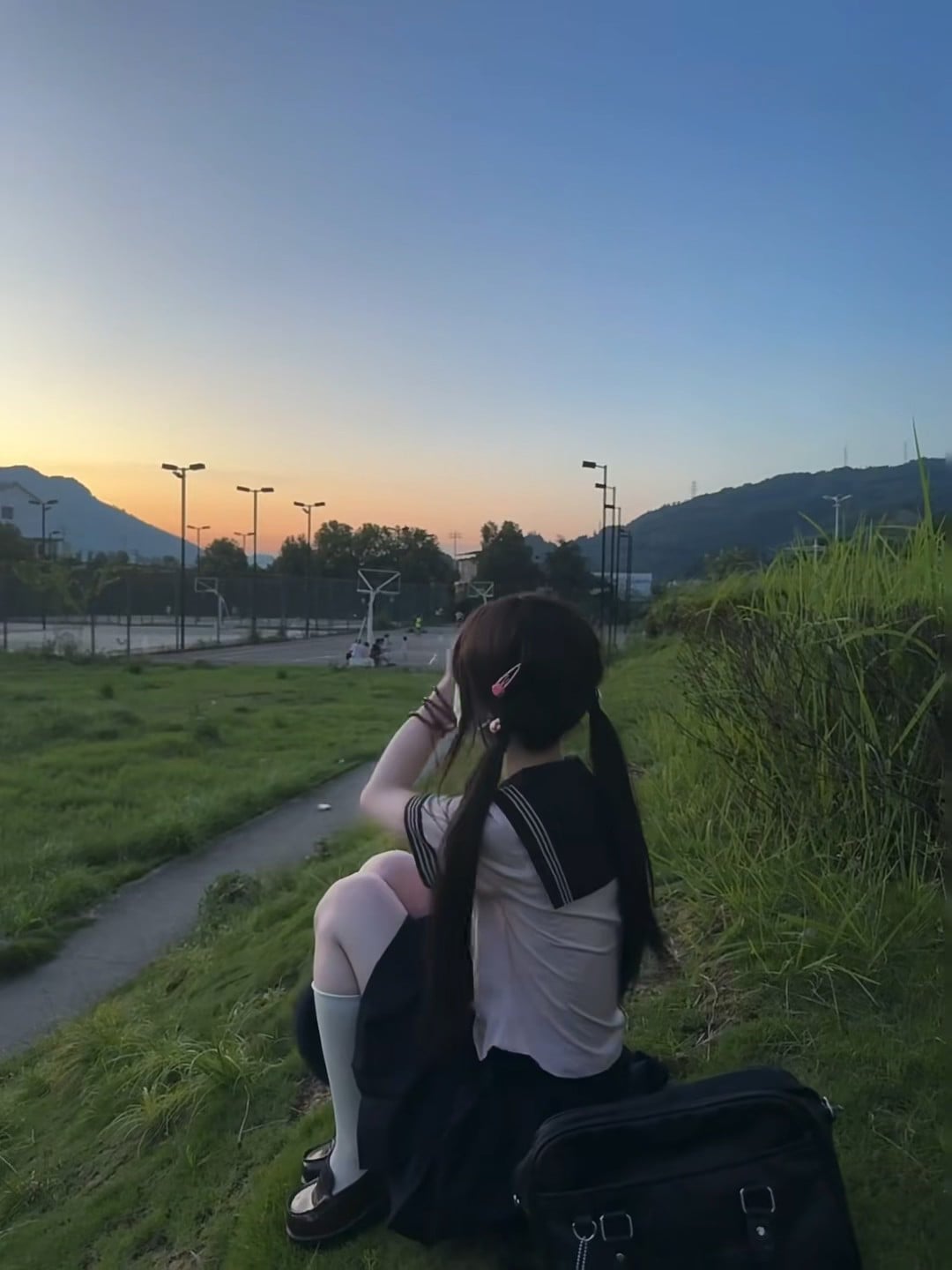 傍晚蹲在操场边看日落，校服和草地更配了 🌅