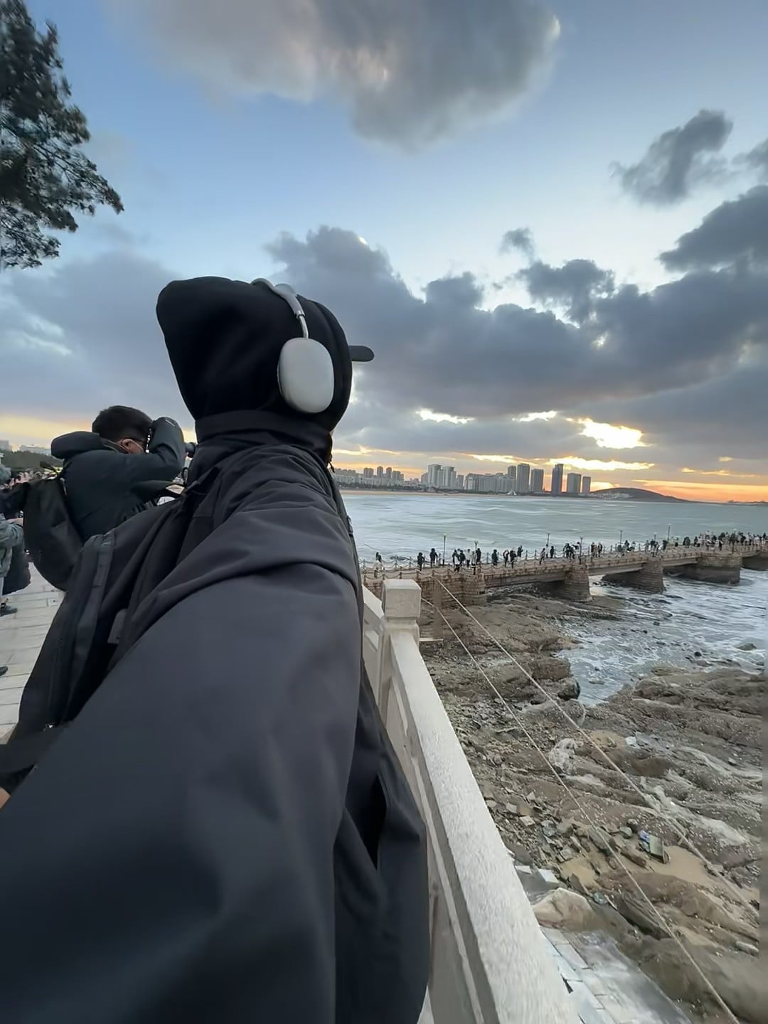 日落时分的海边长桥，人挤人但风景值回票价 🌅