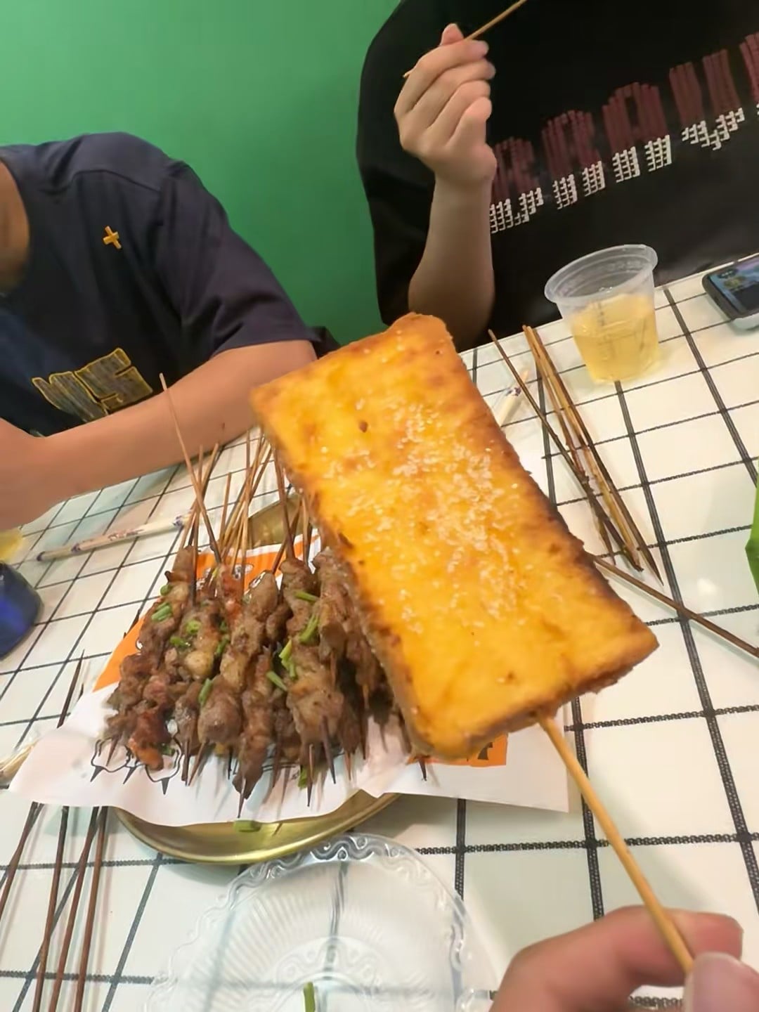 今晚的夜宵，是烤串+煎豆腐的快乐组合 🍢✨